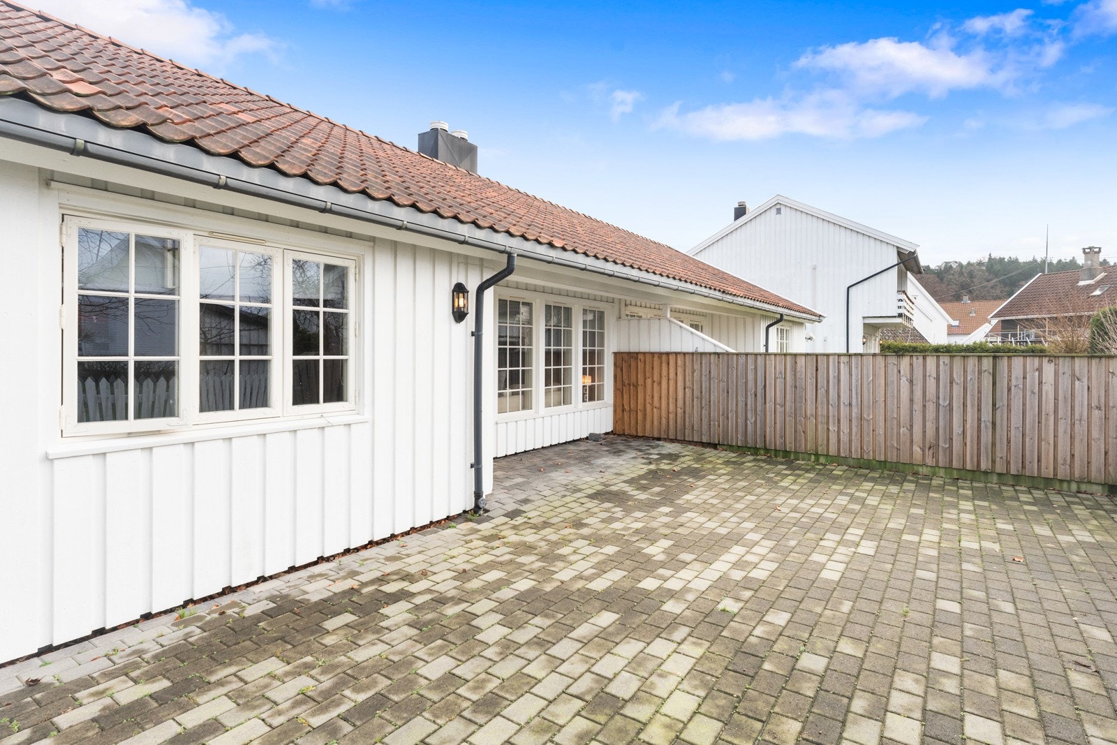 Uteområdet er stort med belegningsstein som er praktisk med tanke på vedlikehold. Galleribilde