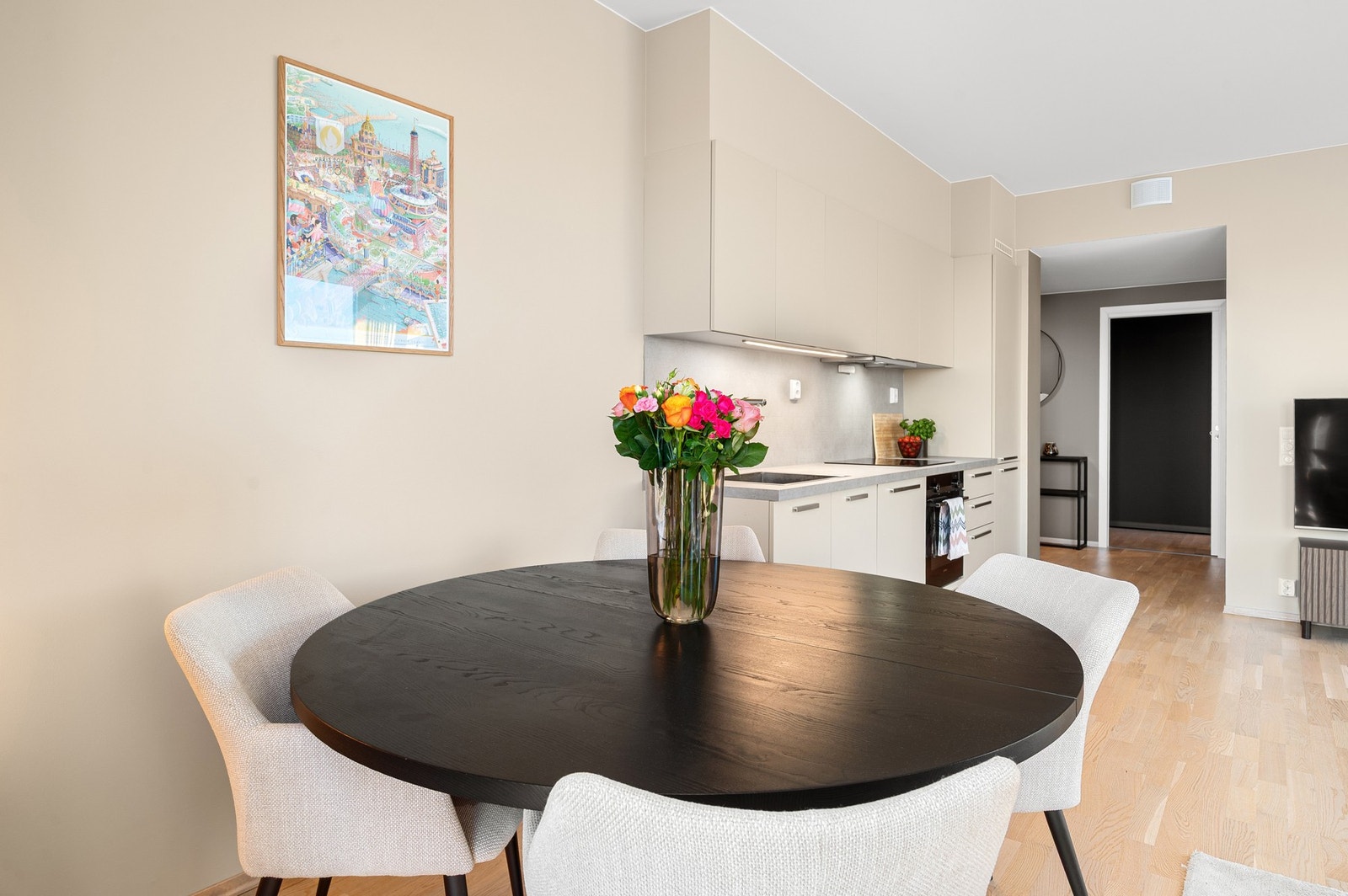 Leiligheten har god plass til hyggelig spiseplass. Galleribilde