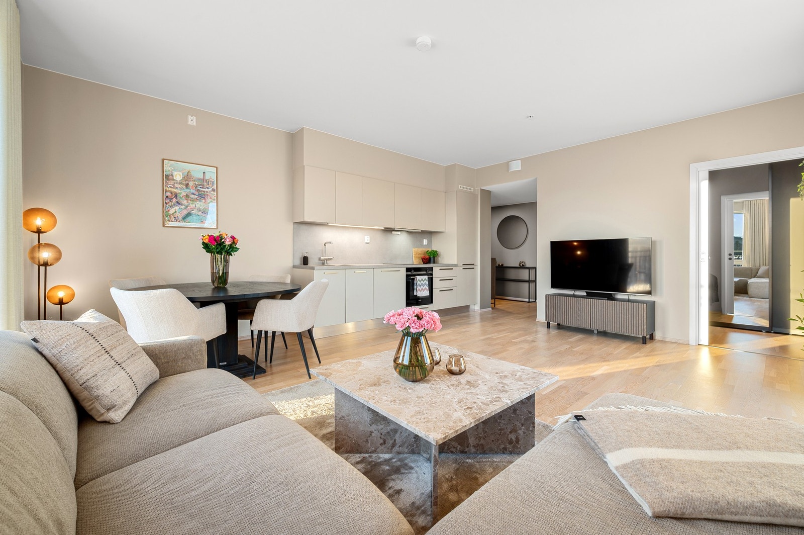 Delikat stue med gode møbleringsmuligheter for både sofagruppe og spisebord. Galleribilde