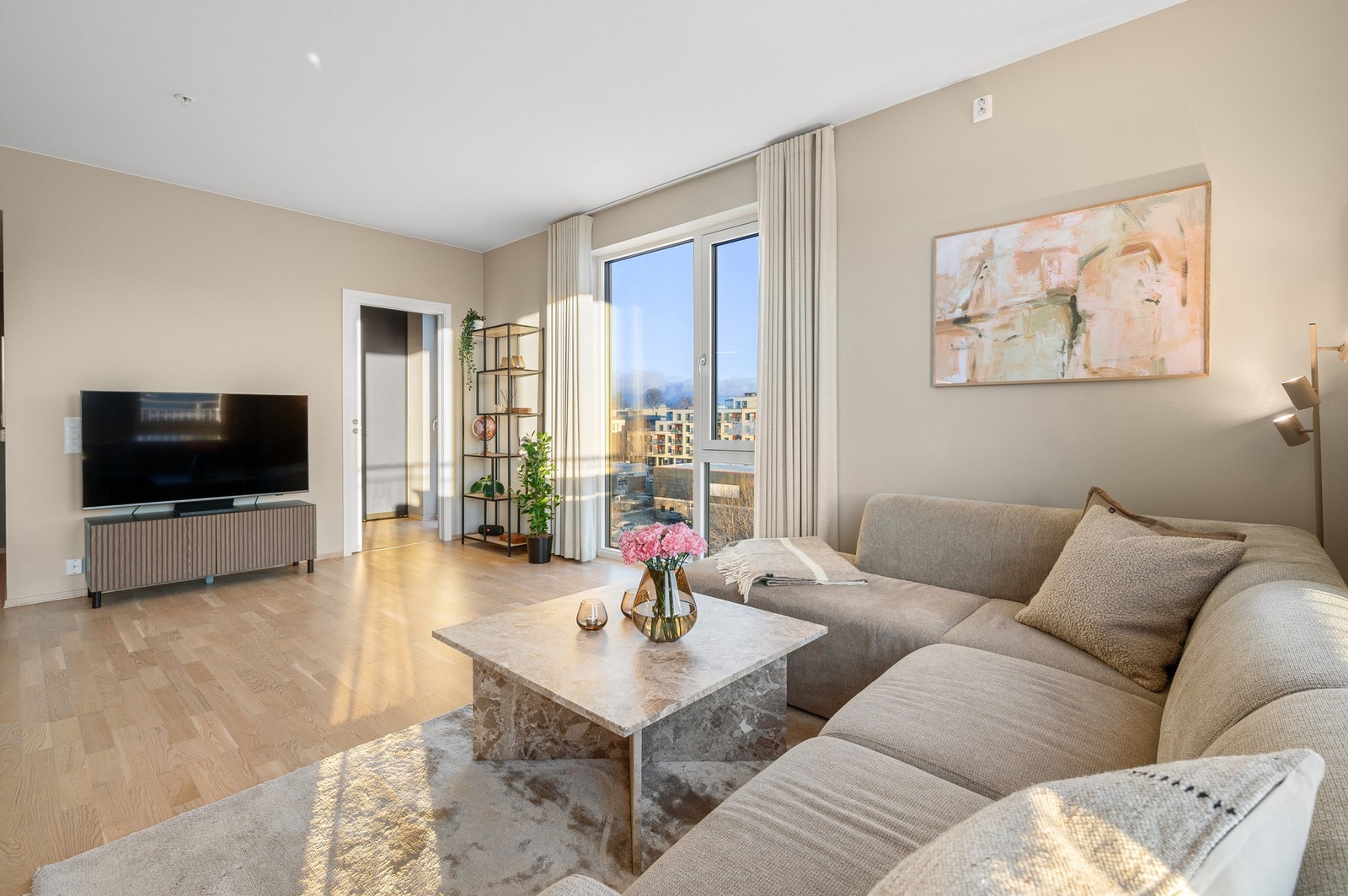 Lys og romslig stue med store vindusflater som slipper inn rikelig med naturlig lys. Galleribilde