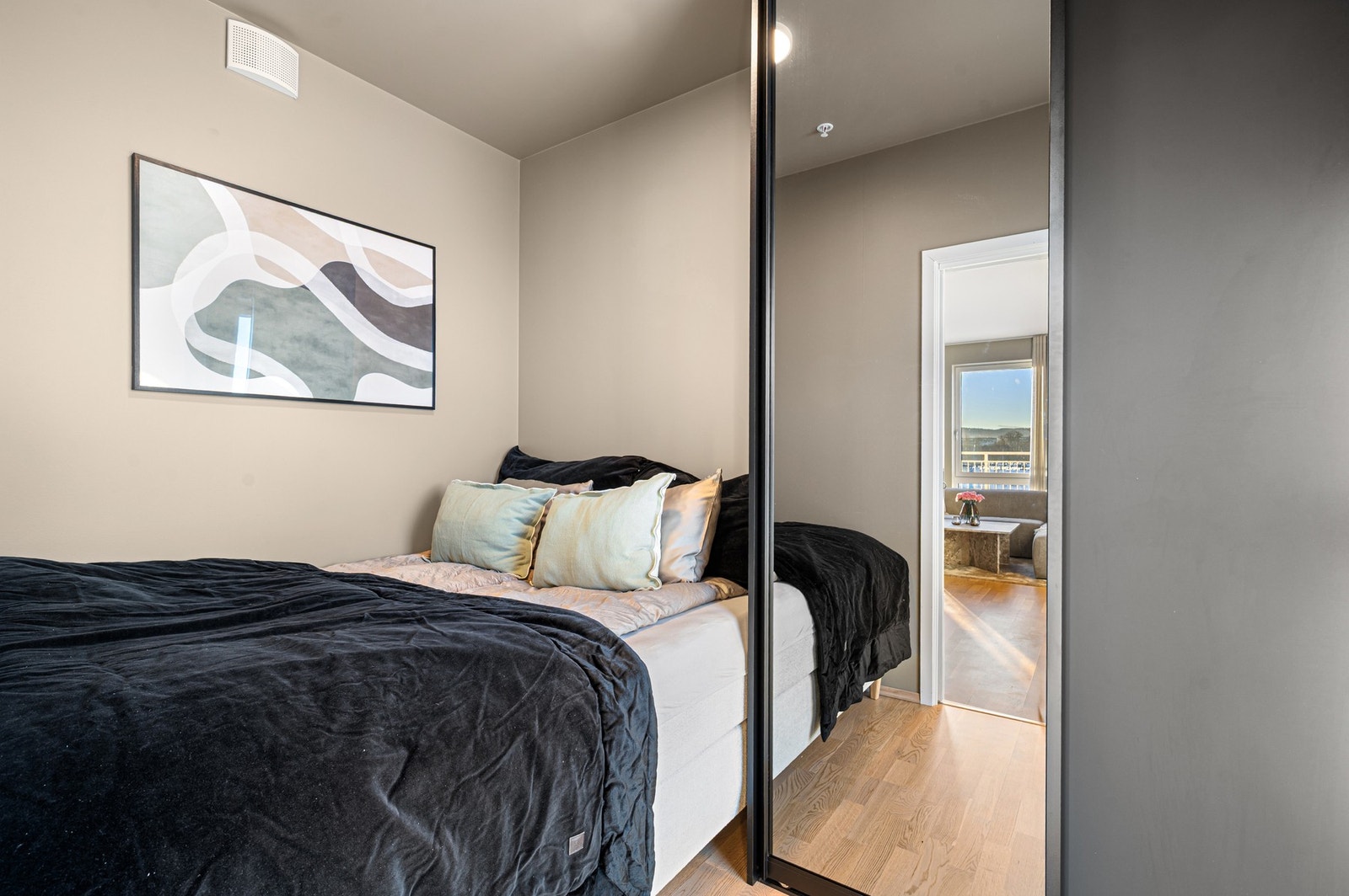 Soverommet har god plass til stor seng og garderobeskap. Galleribilde