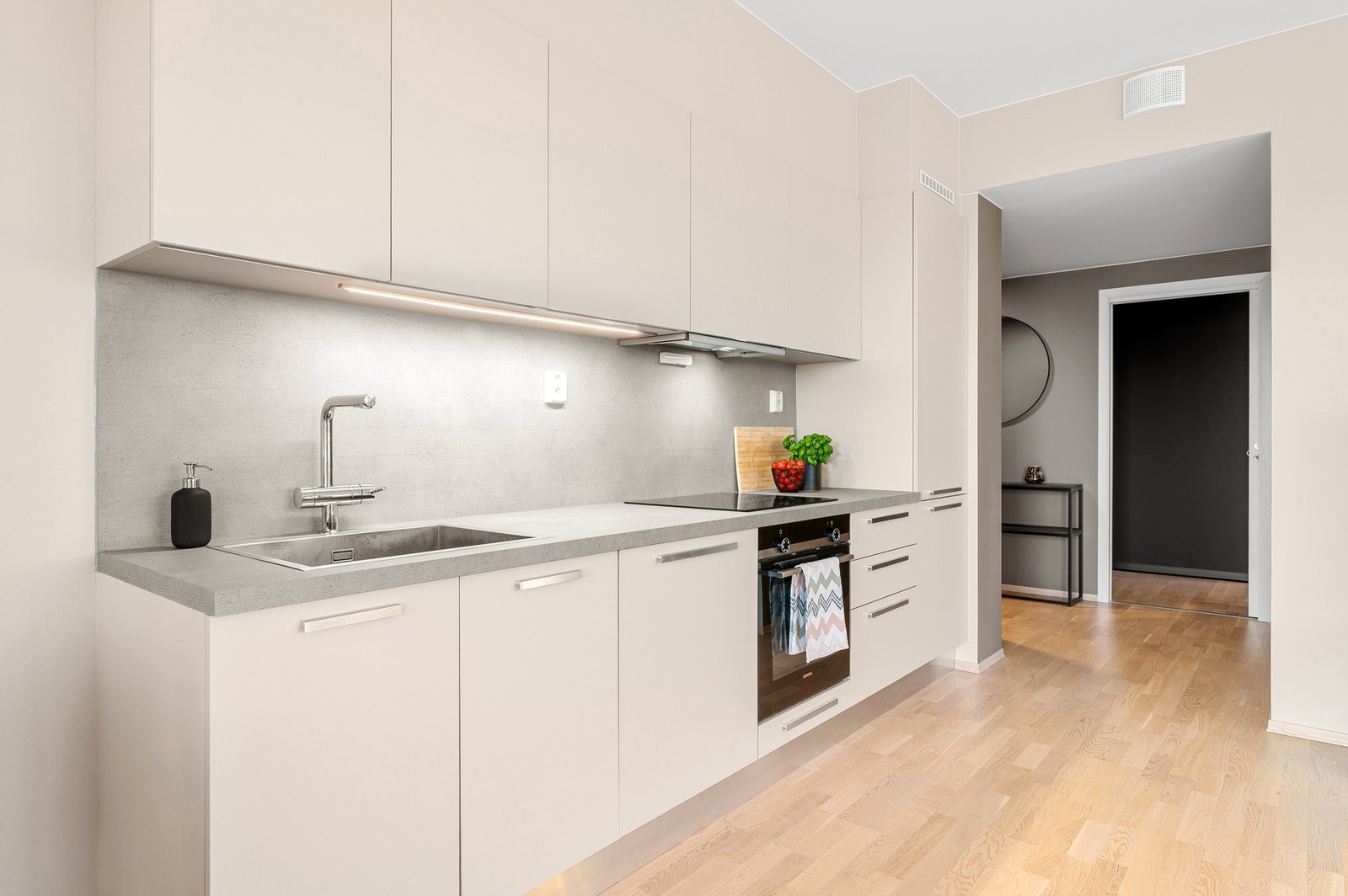 Her får du et stilrent kjøkken med gode oppbevaringsmuligheter. Galleribilde