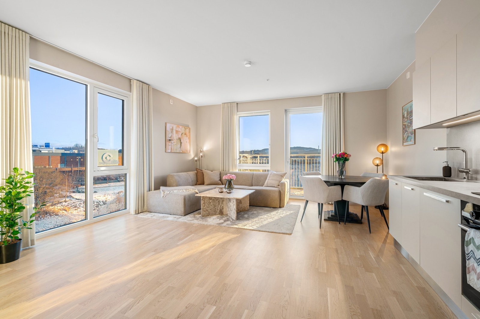 EiendomsMegler 1 ved Markus Tangvik har gleden av å presentere en lekker 3-roms toppleilighet i Ladebekken 17. Galleribilde