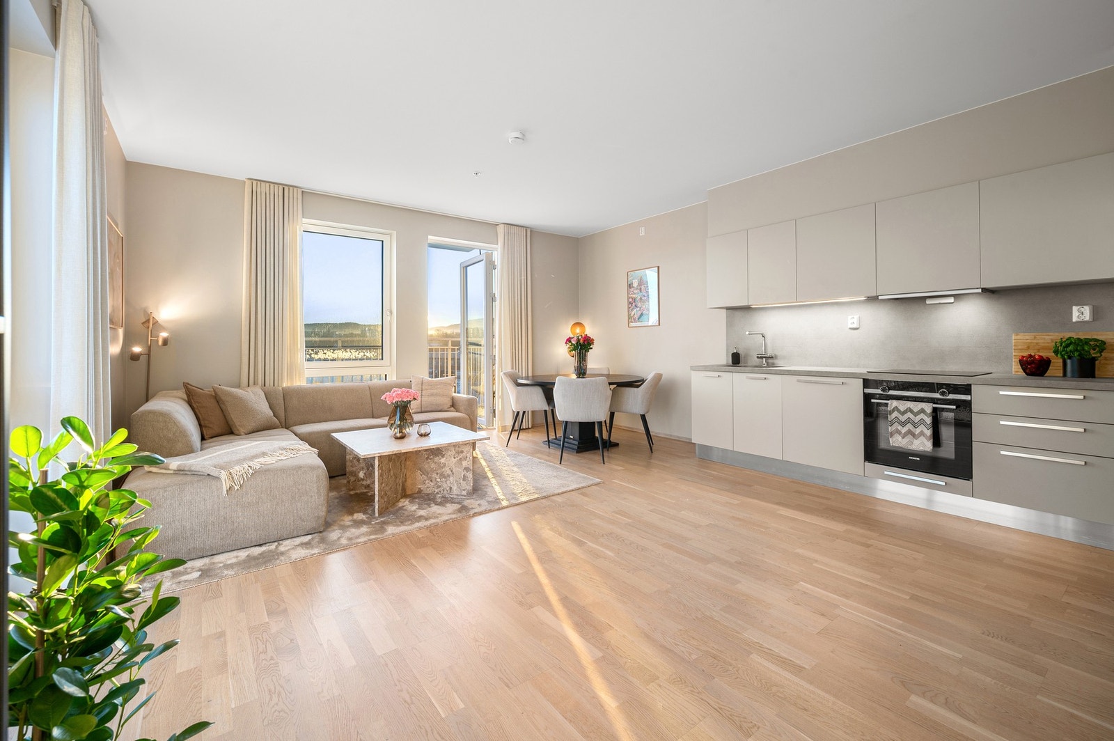 Her får du en åpen og stor stue med gode møbleringsmuligheter. Galleribilde