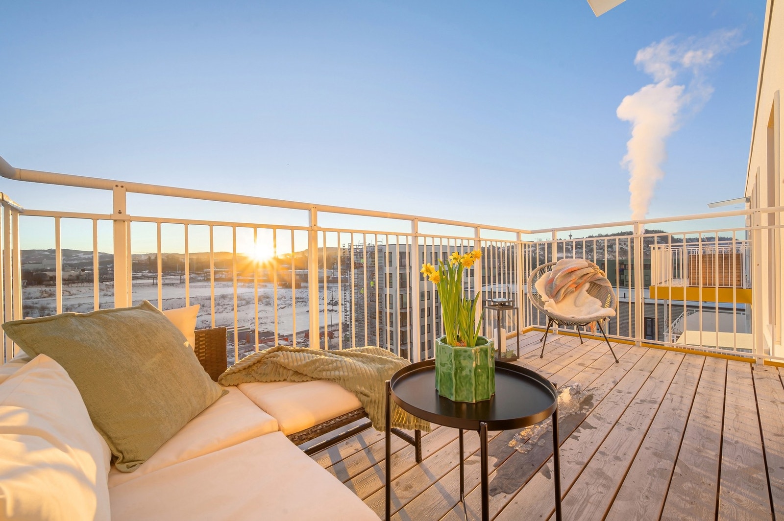 Fantastisk balkong med gode solforhold som er ypperlig å benytte i sommerhalvåret. Galleribilde