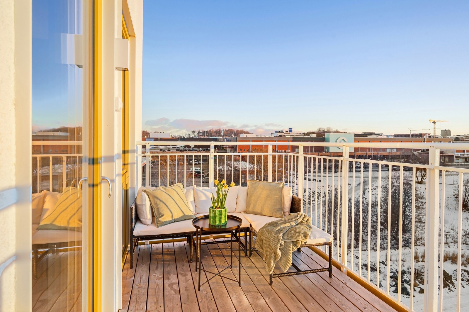 Balkongen har god plass til hyggelig sittegruppe og har fin utsikt. Galleribilde