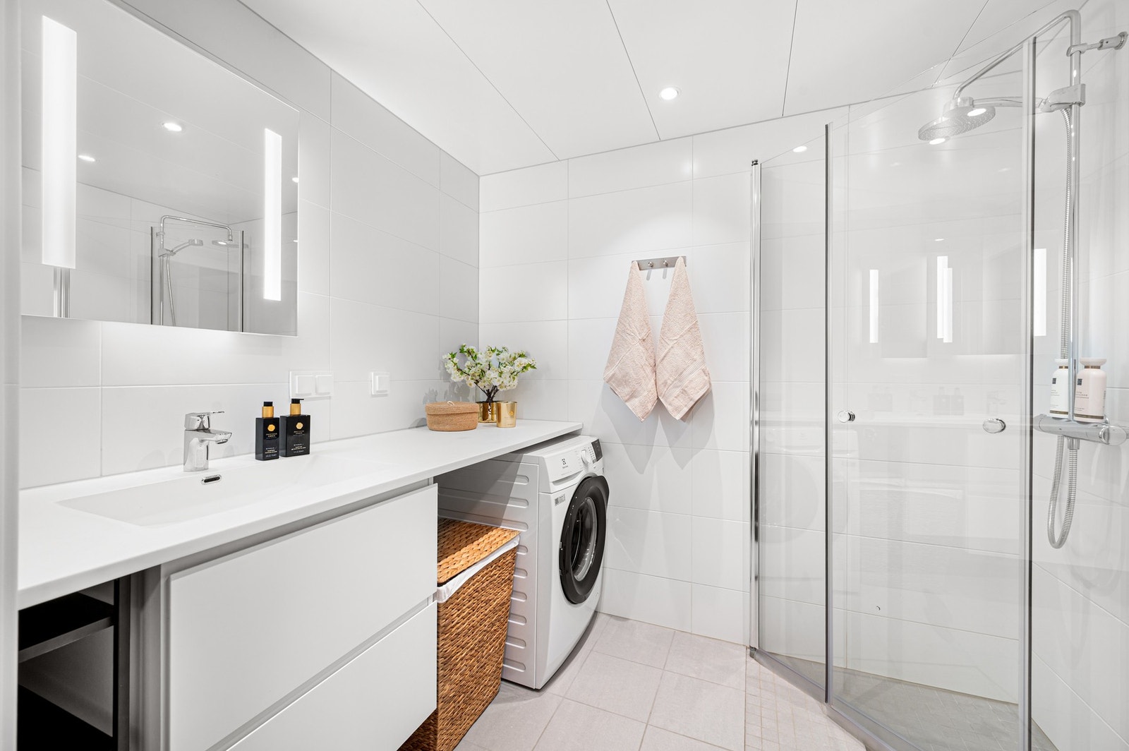 Lekkert bad fra 2023 med vannbåren gulvvarme og opplegg for vaskemaskin. Galleribilde