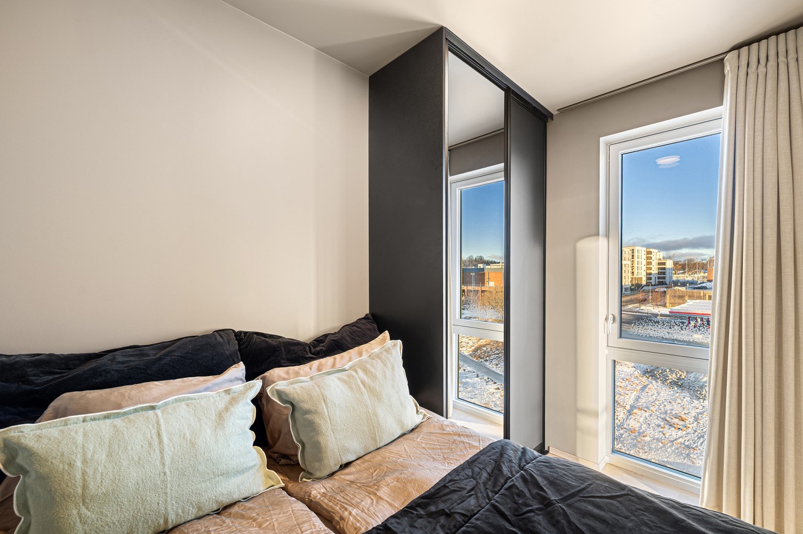 Soverom på 6,2 kvm med stort vindu som slipper inn rikelig med dagslys. Galleribilde