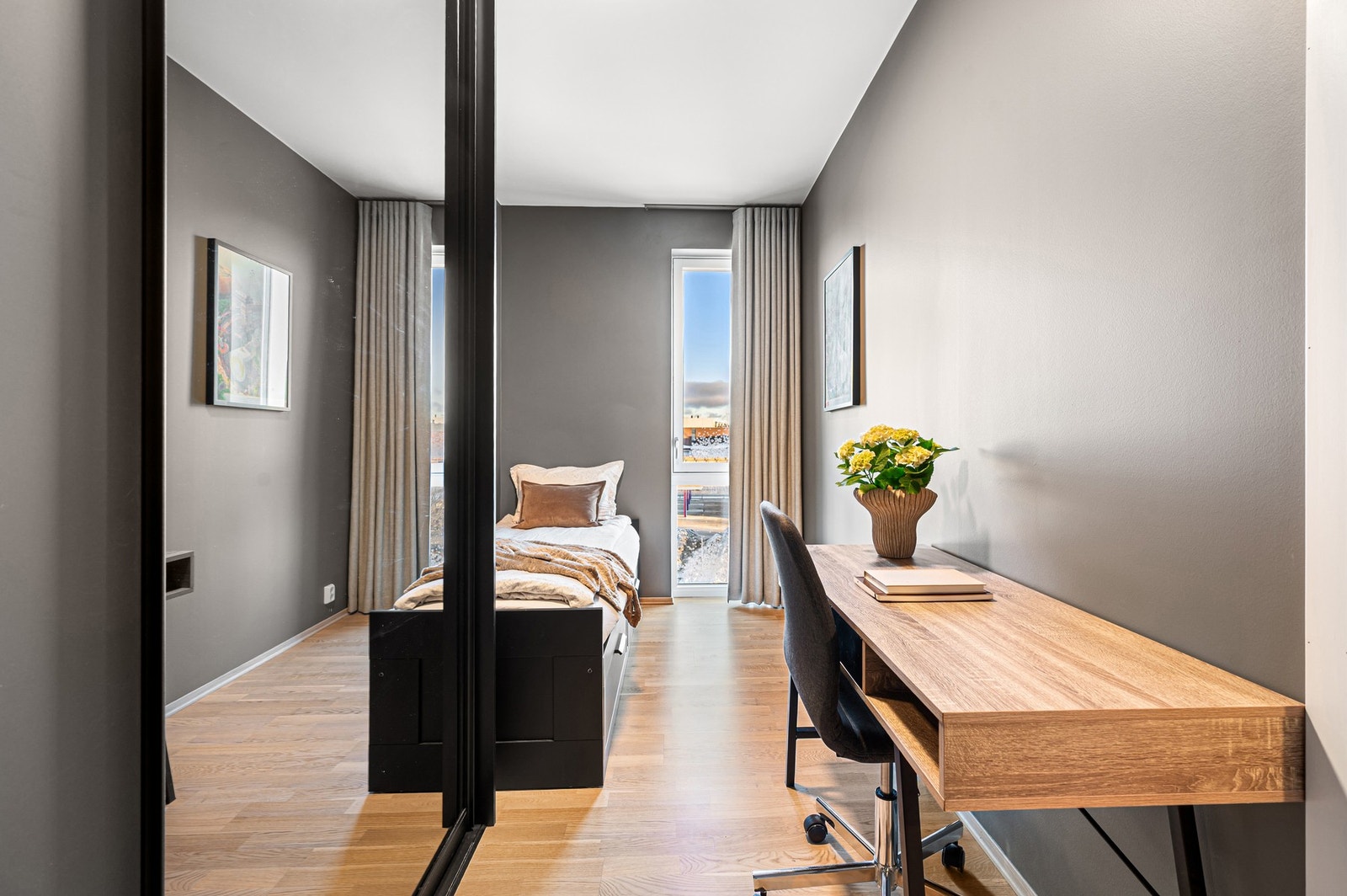 Hovedsoverommet er på 8,5 kvm med god plass til seng og garderobeskap. Galleribilde