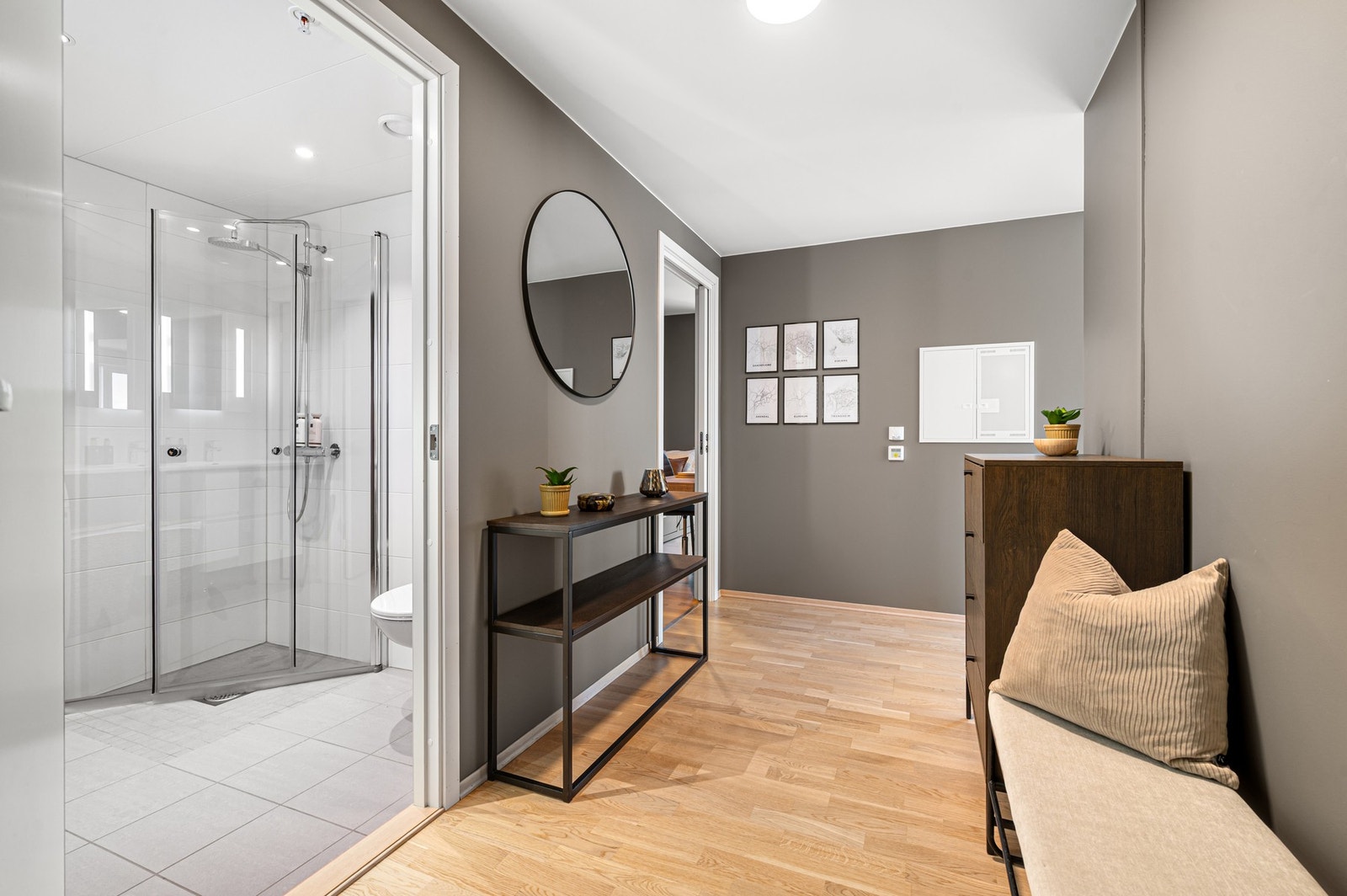 En innbydende entre som gir en fin forbindelse til resten av leiligheten. Galleribilde