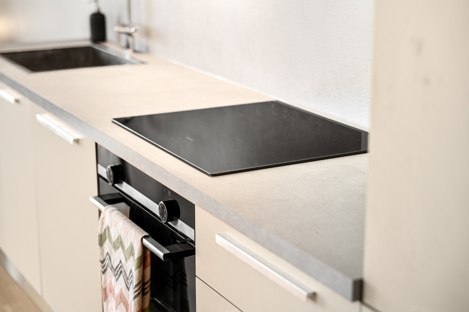 Kjøkkeninnredning med plane fronter og laminert benkeplate. Galleribilde