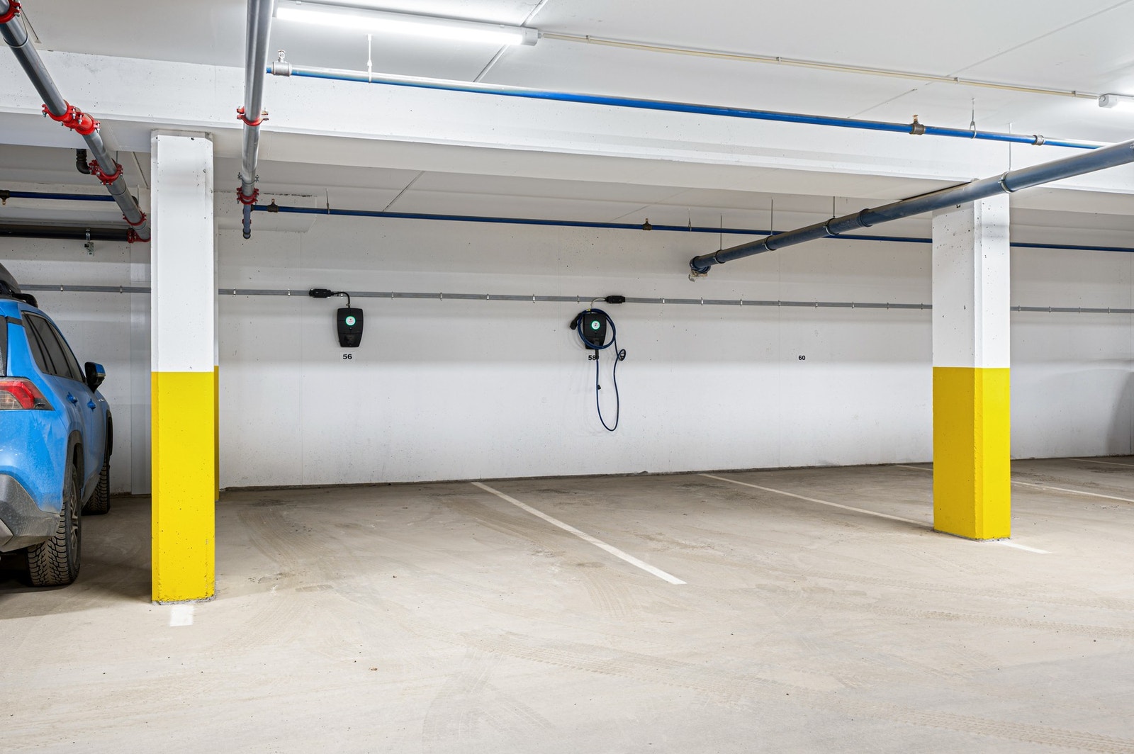 Det medfølger en parkeringsplass og elbillader etablert. Galleribilde