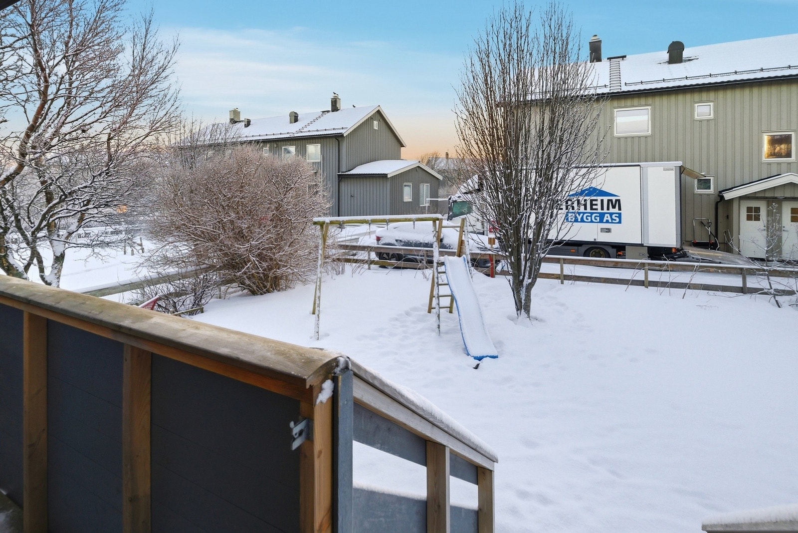 Det er enkel adkomst til felles hage. Galleribilde