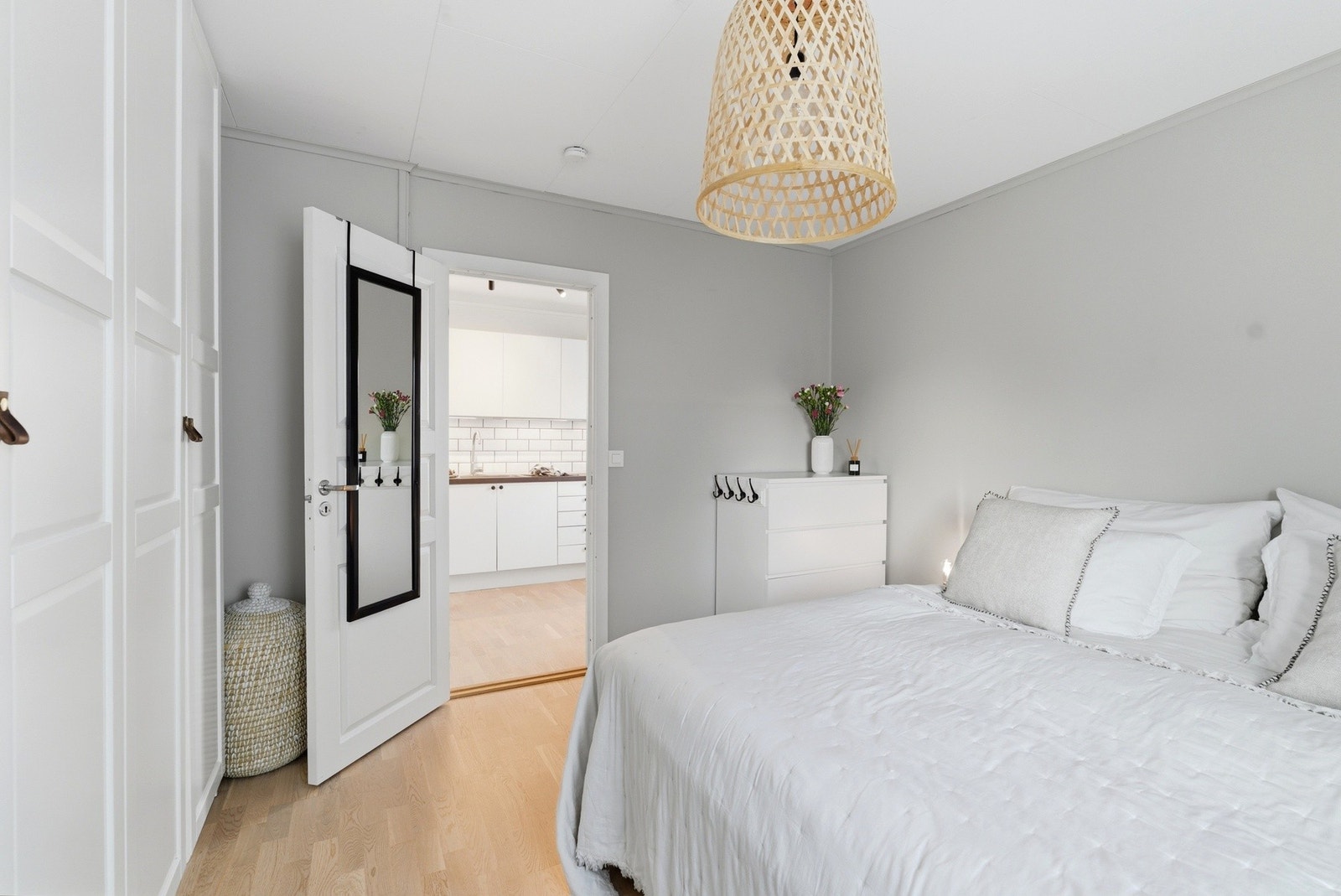 Soverommet har fint plass til dobbeltseng med tilhørende nattbord. Galleribilde