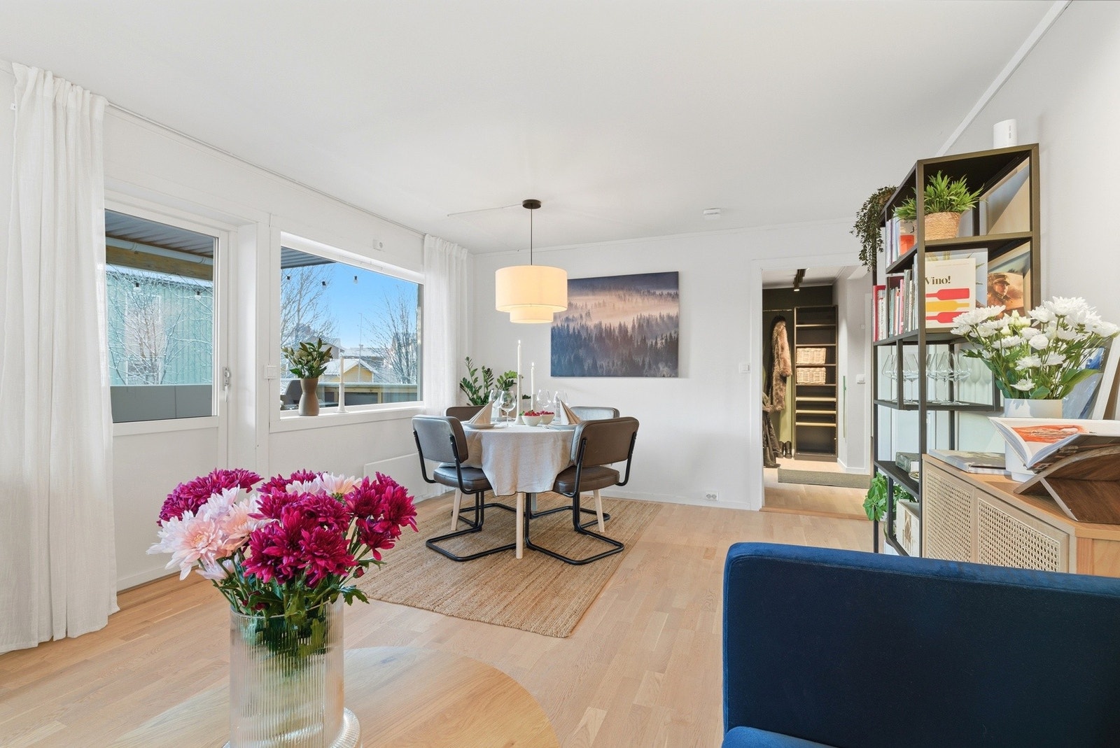 De store vindusflatene sørger for godt med naturlig lysinnslipp. Galleribilde