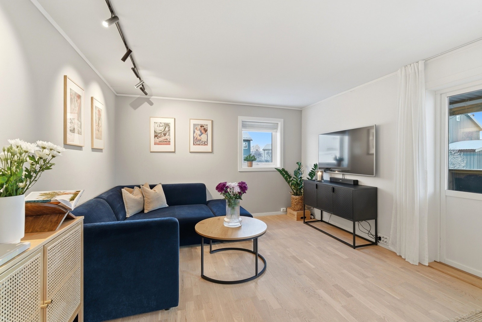 Stuen er malt i lyse fargevalg, noe som sammen med vindusflatene bidrar til en luftigere atmosfære. Galleribilde