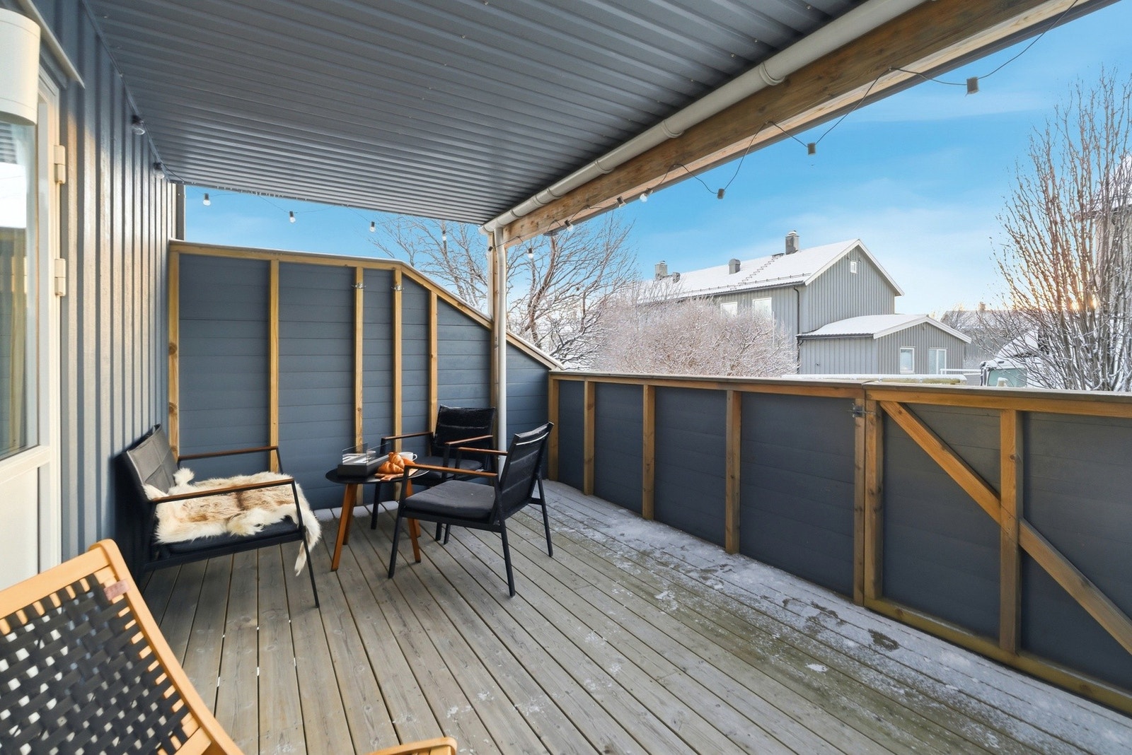 Terrassen har en fin størrelse og sørger for gode utemuligheter året rundt. Galleribilde