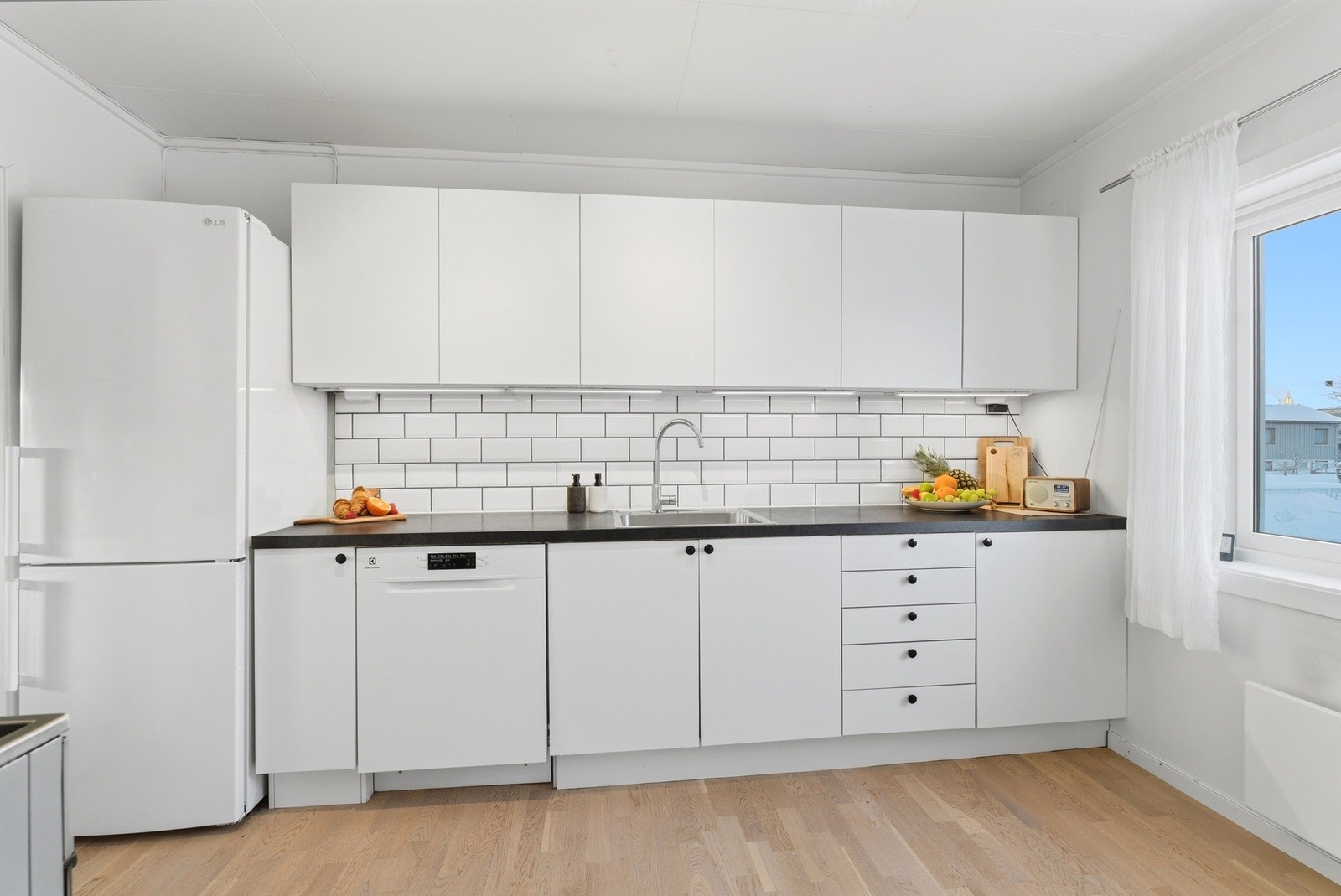 Det er gode oppbevaringsmuligheter i både skuffer og skap. Galleribilde