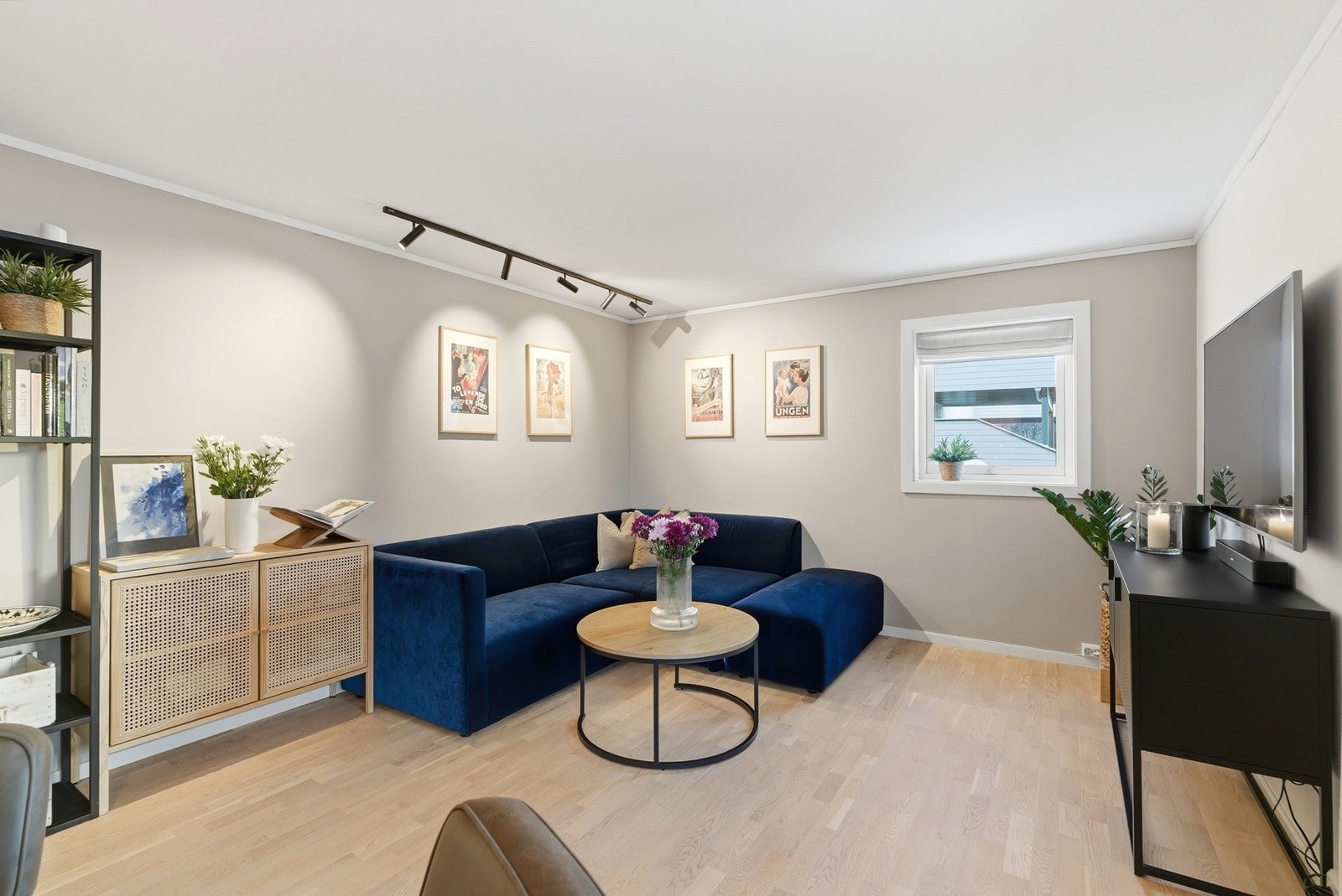 Det er fint plass til sofa og tv med tilhørende møblement. Galleribilde