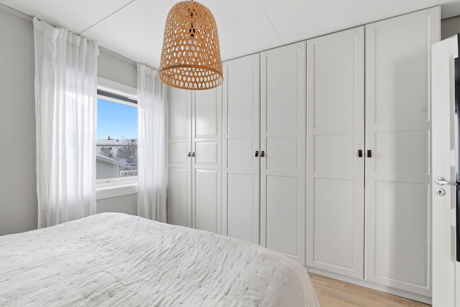 Det er gode oppbevaringsmuligheter i garderobeskap. Galleribilde