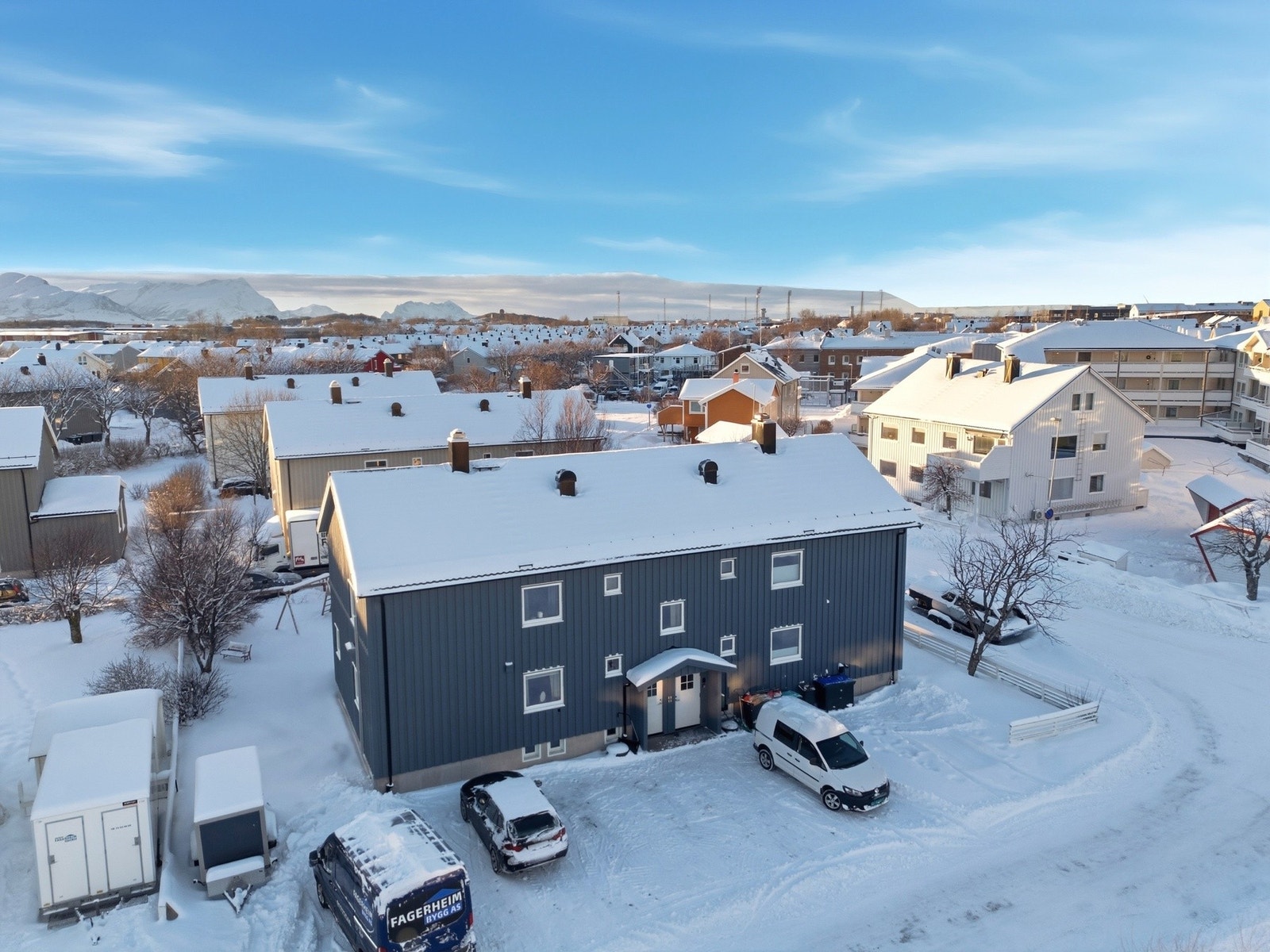 Boligen ligger solrikt til i et rolig og etablert nabolag. Galleribilde