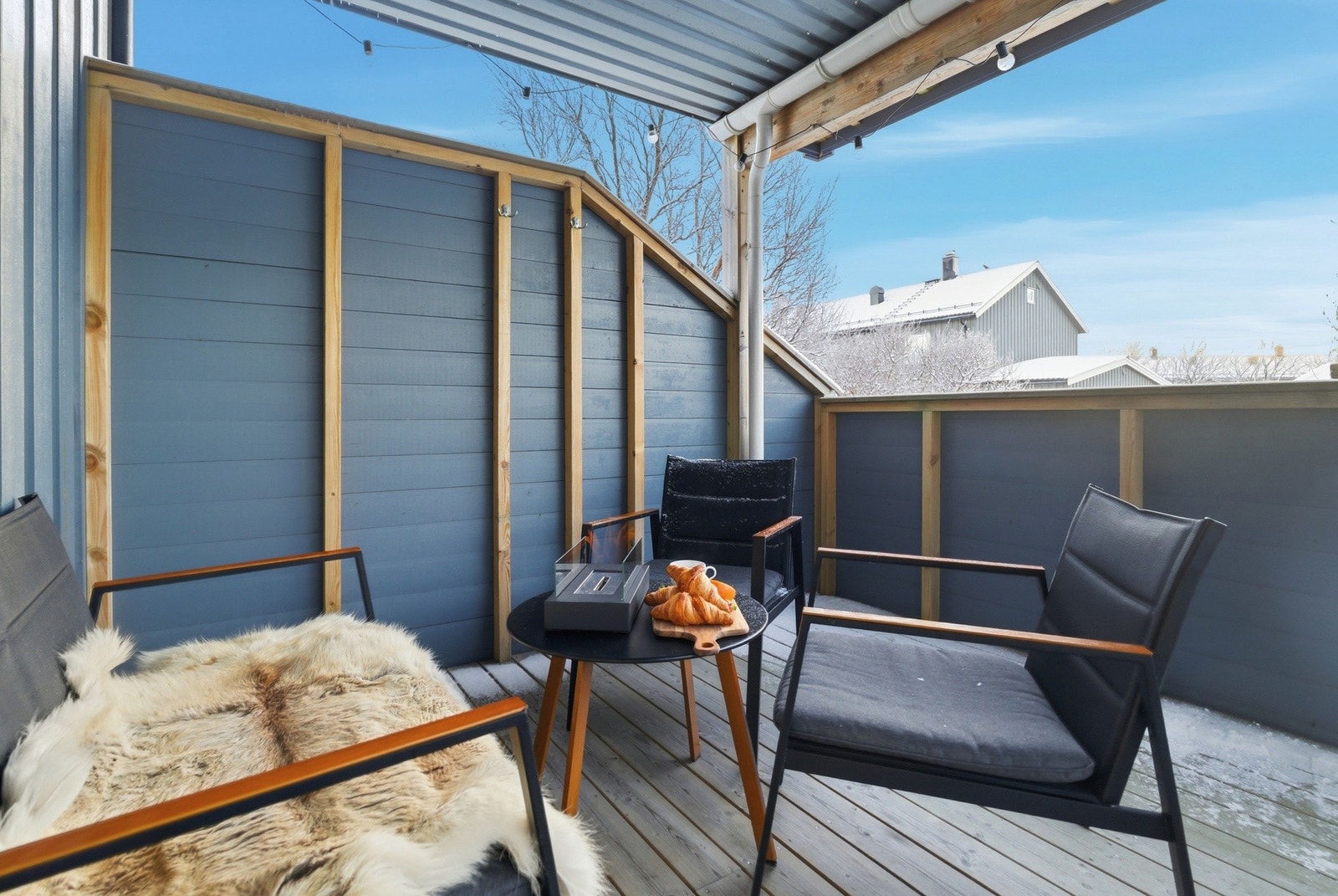 Her er det fint plass til diverse utemøblement. Galleribilde