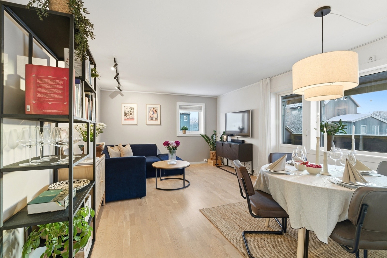 Det er åpen løsning mellom stue og spisestue. Galleribilde