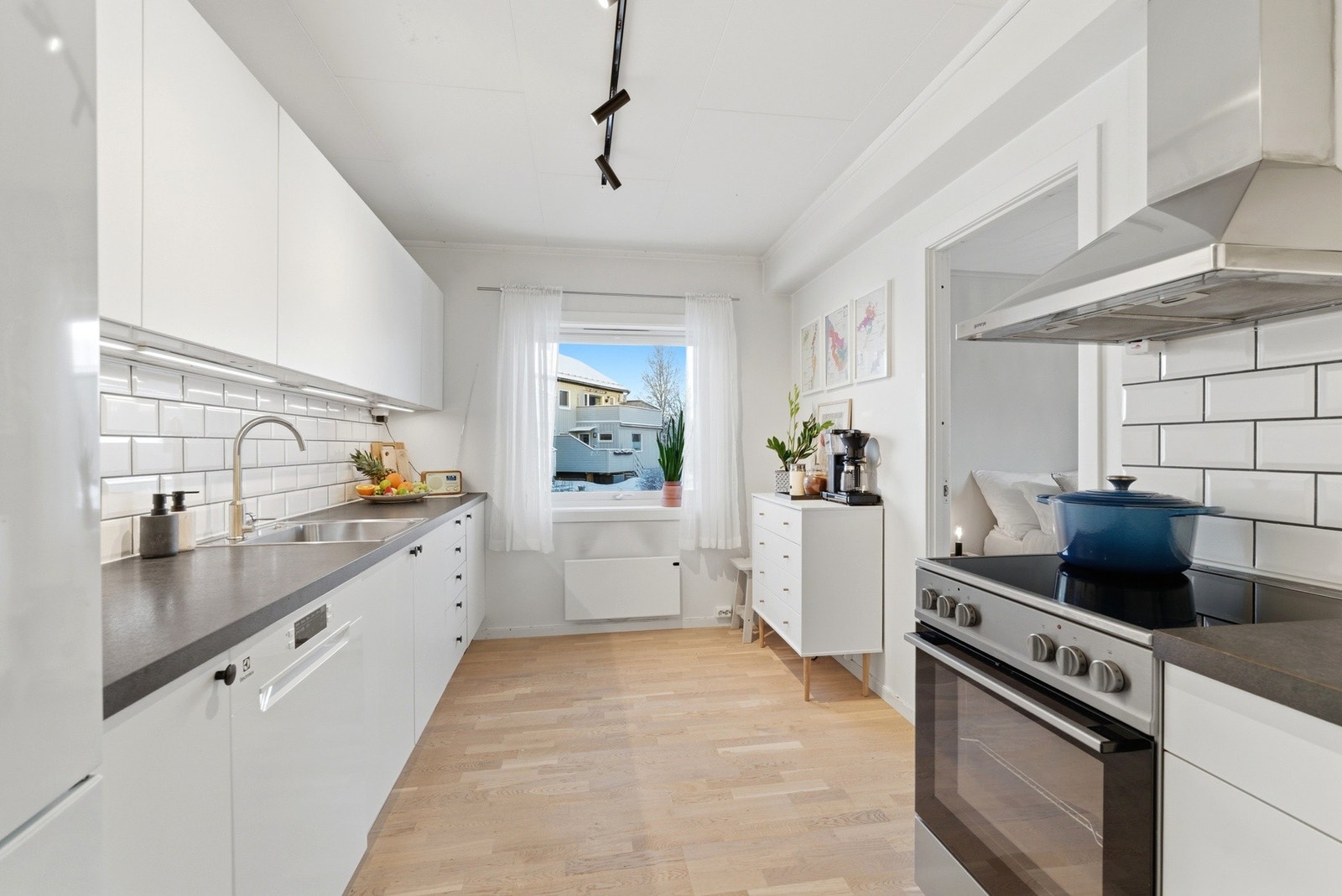 Kjøkkenet har en tidløs innredning med hvite slette fronter. Galleribilde