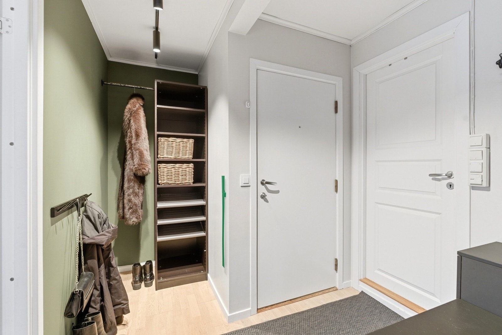 Det er gode muligheter til å henge fra seg diverse yttertøy på fastmonterte knagger på vegg og i øvrige hyller. Galleribilde