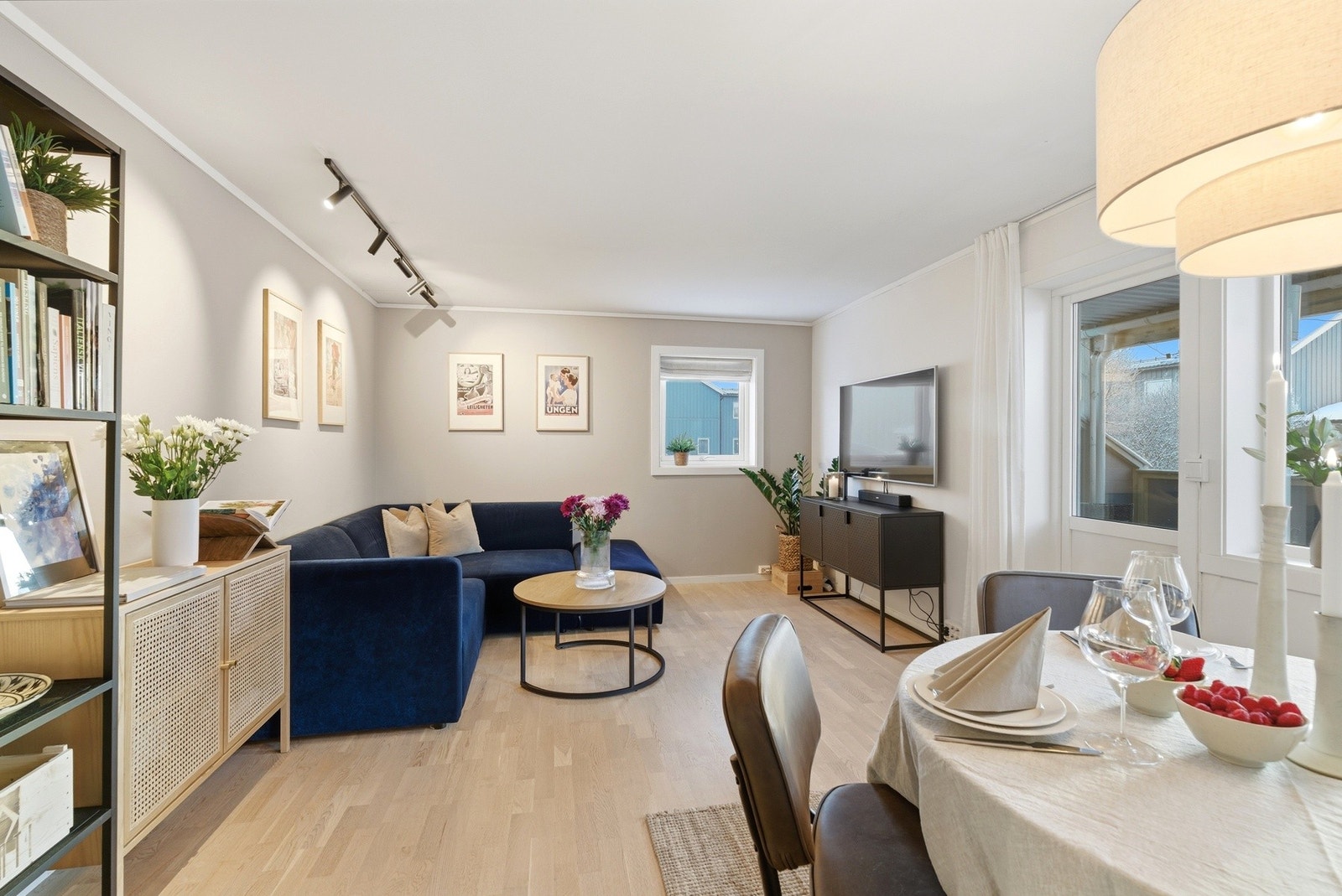 Fra stue er det utgang til en solrik terrasse. Galleribilde