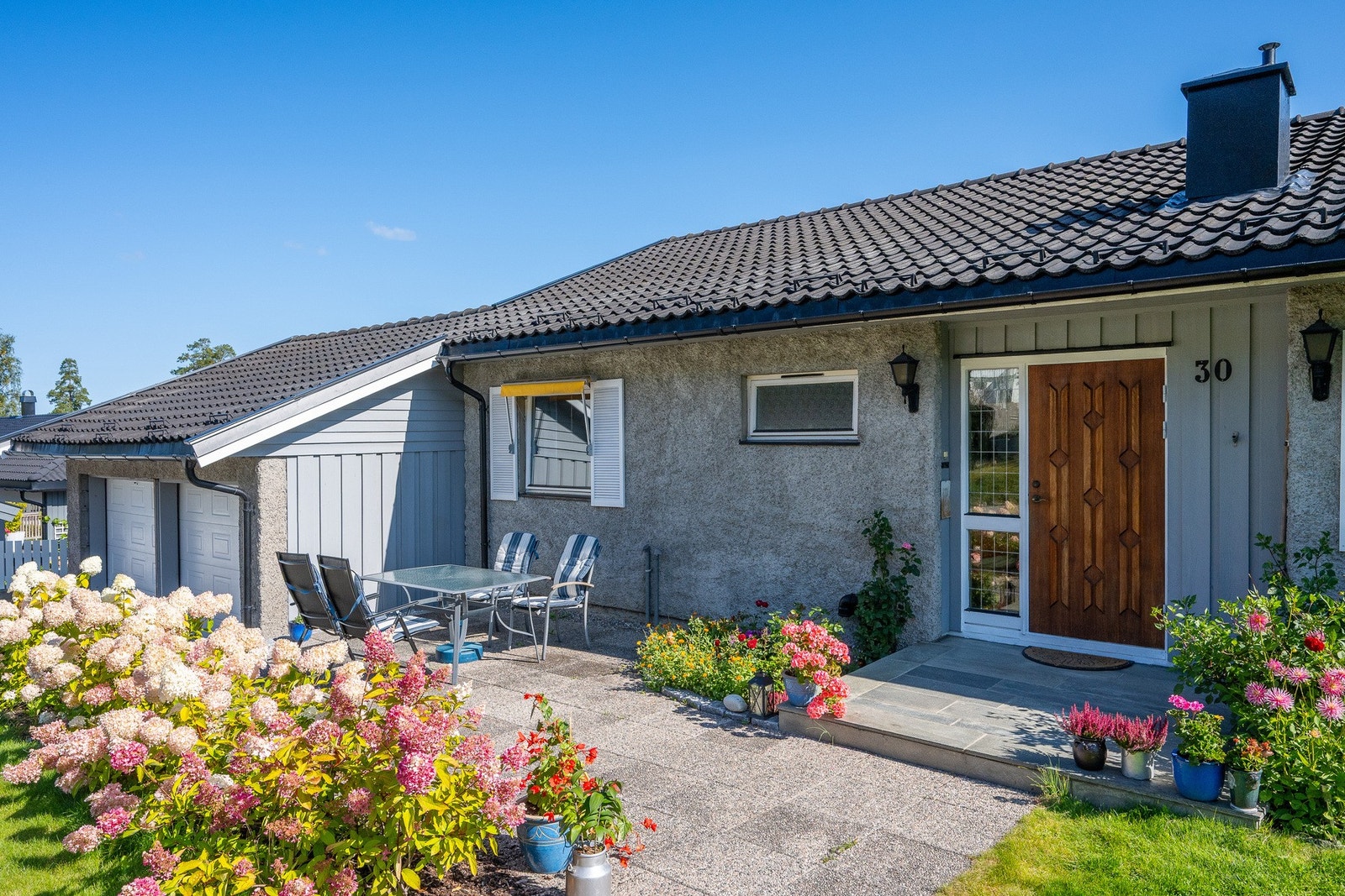 Solrik uteplass ved inngangspartiet Galleribilde