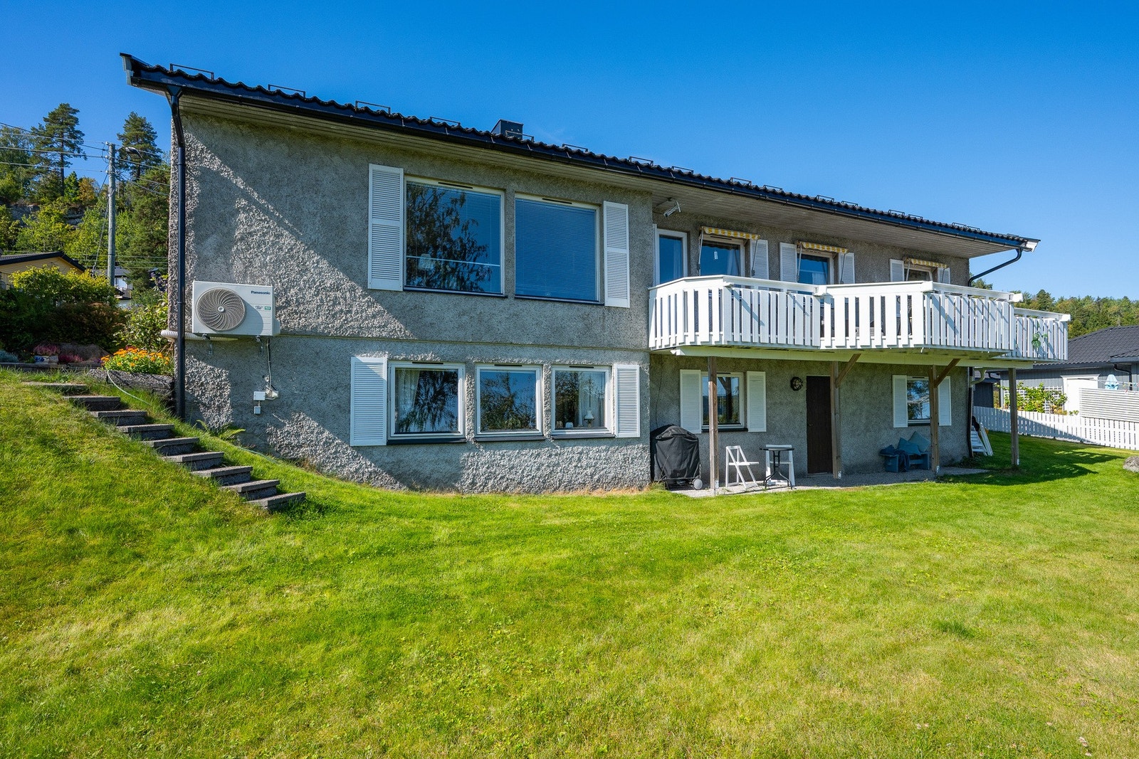 Her kan hele familien hygge seg med lek og spill i hagen Galleribilde