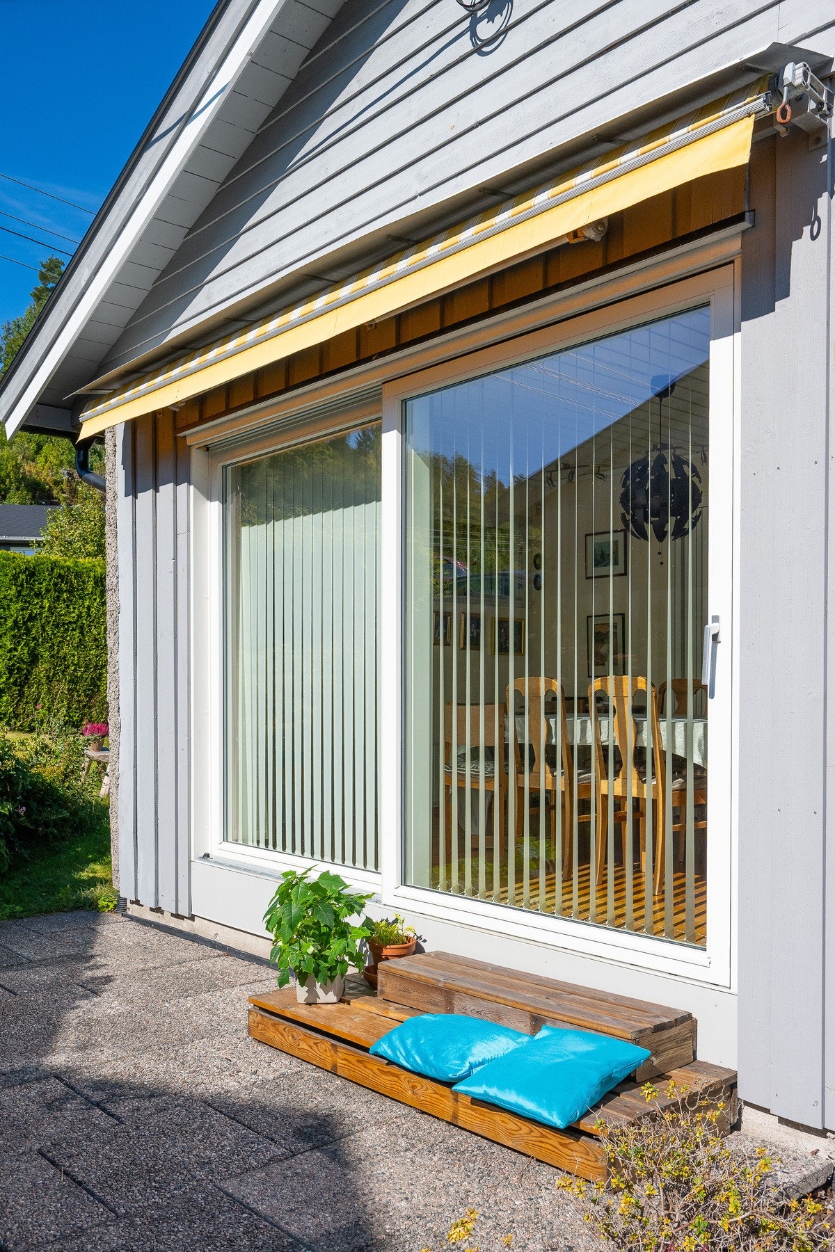 Skyvedør ut til uteplassen med markise Galleribilde