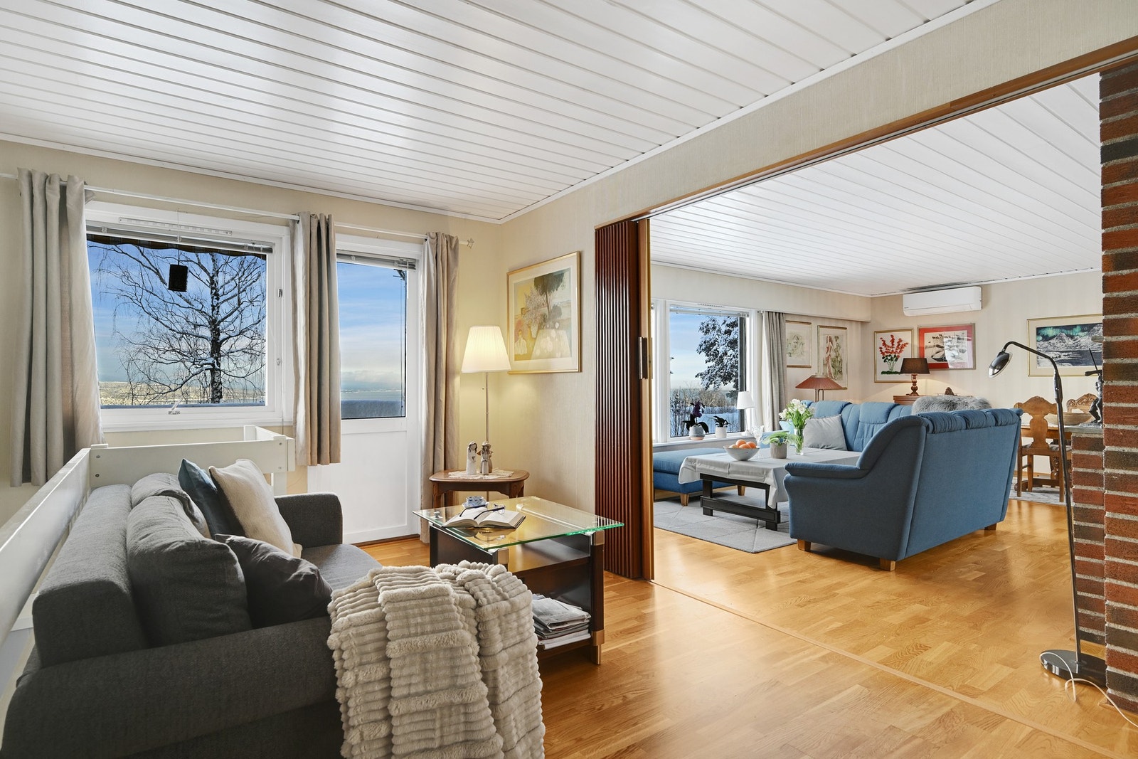 Det er både varmepumpe og peis i stuen Galleribilde