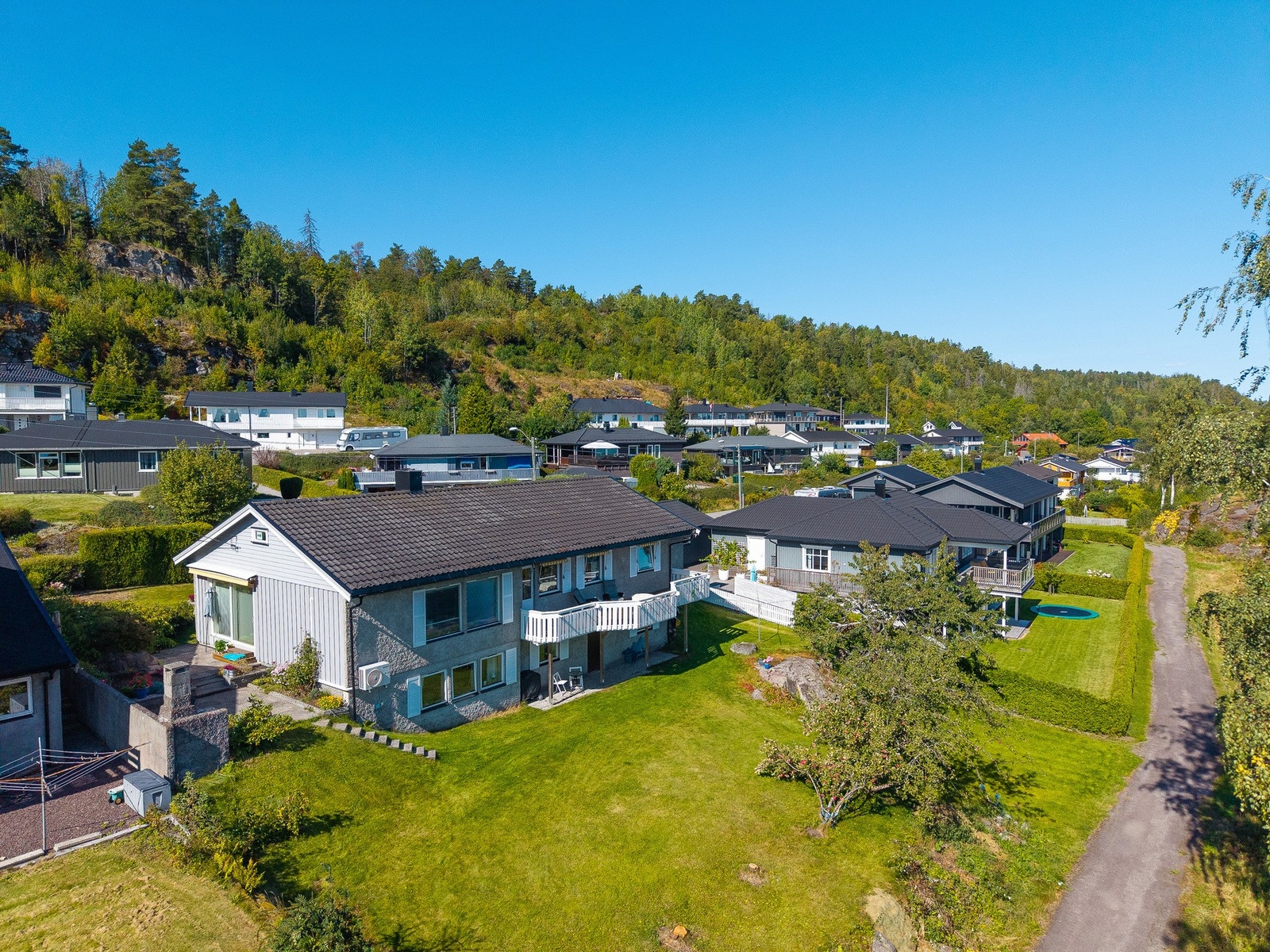 Et solid hus med mange solrike uteplasser Galleribilde