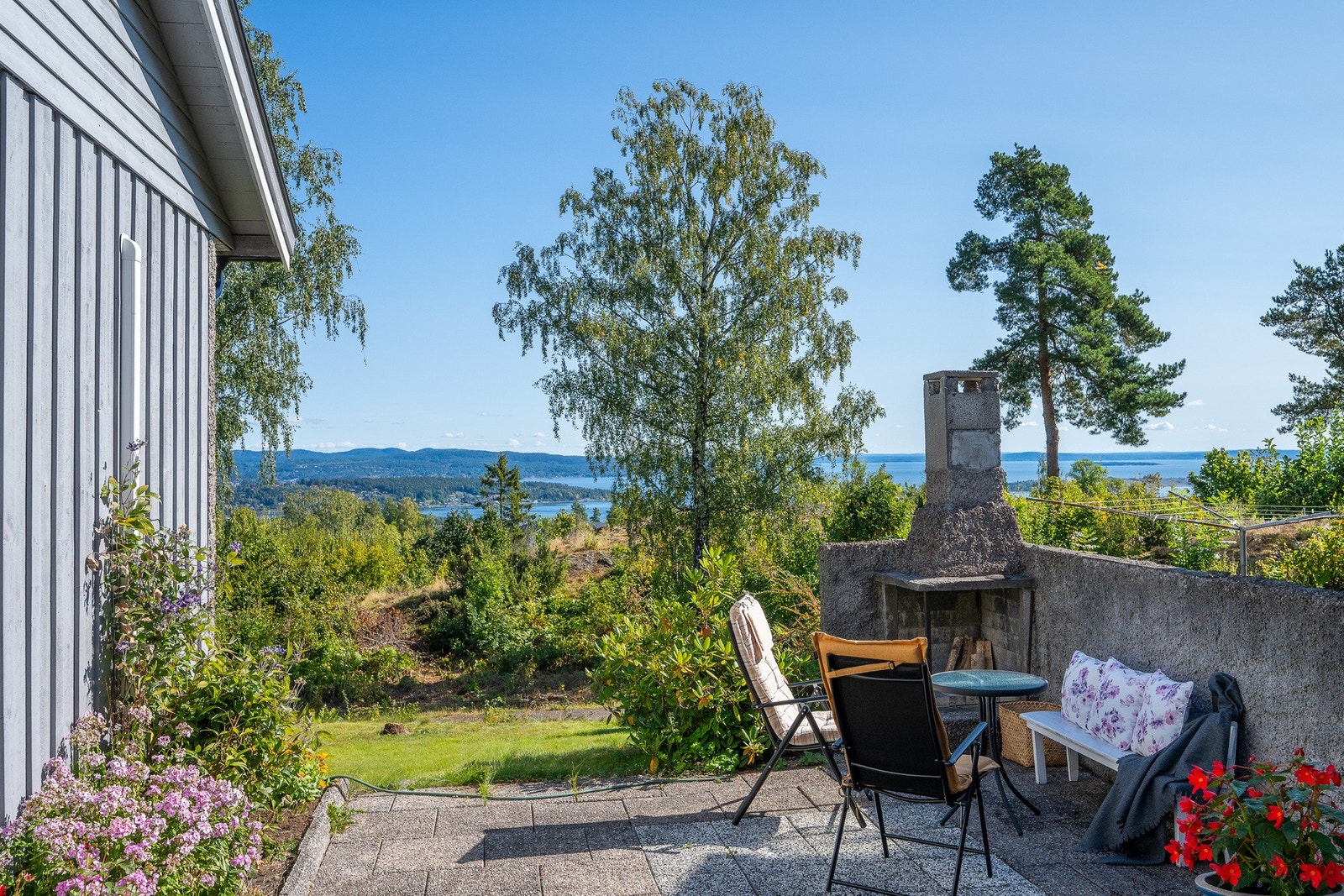 Velkommen til denne solide og romslige eneboligen med flott utsikt! Galleribilde