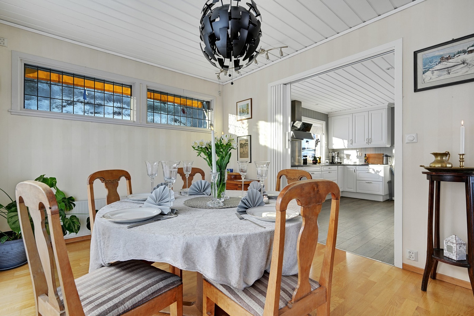 Ut fra kjøkkenet kommer man til stuen Galleribilde