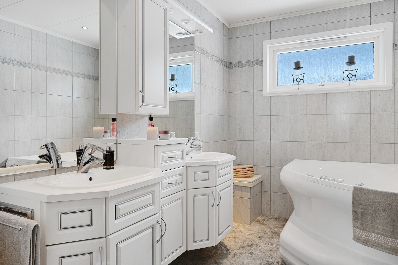 Her er det egen skittentøys-sjakt ned til vaskerommet i underetasjen Galleribilde