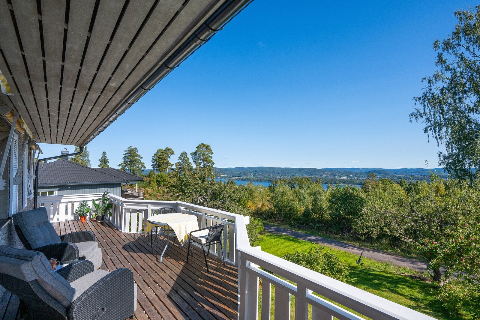 Fra gang/stue er det utgang til denne balkongen med utsikt Galleribilde
