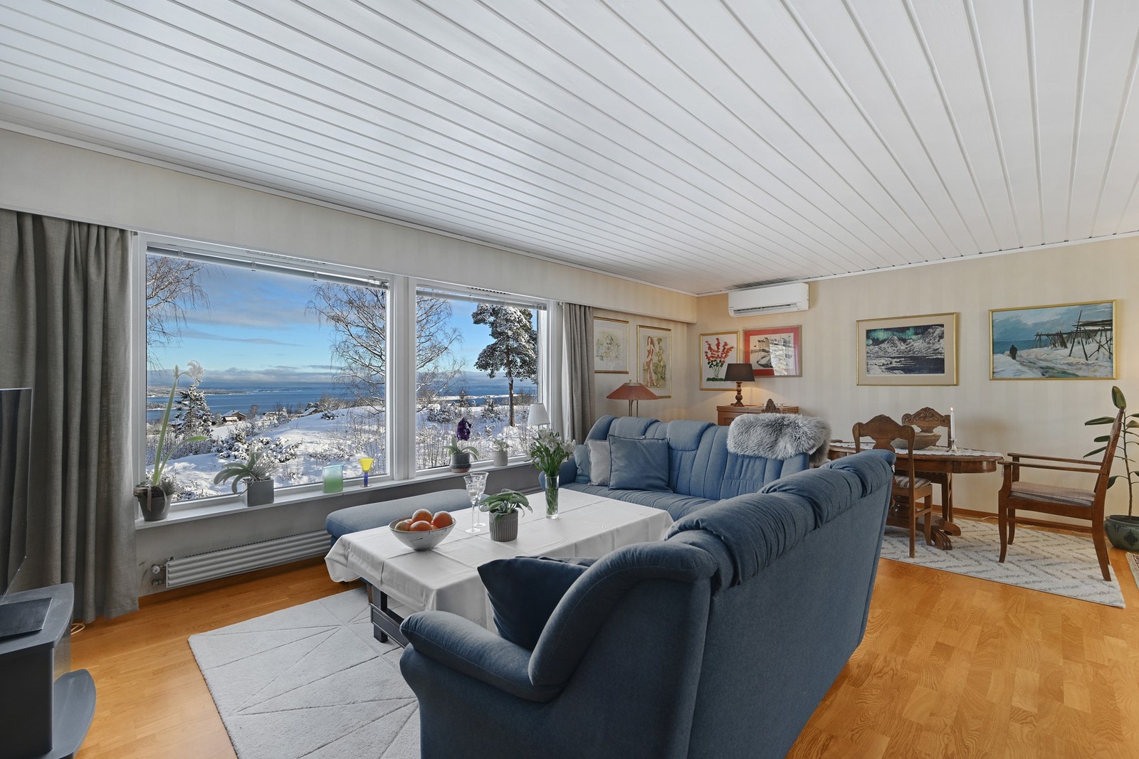 God plass til flere spisebord og flere sofaseksjoner Galleribilde