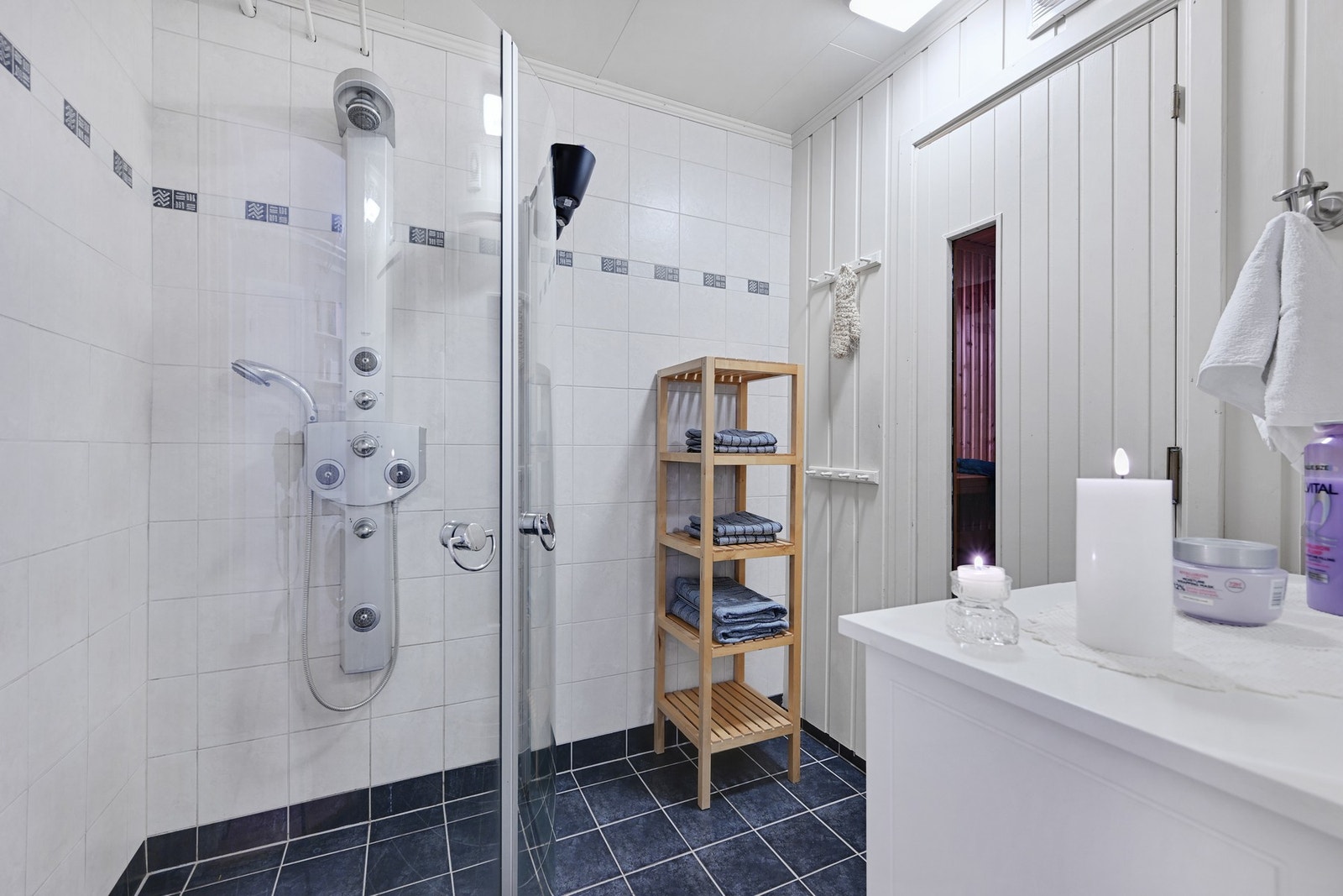 Flislagt bad i underetasjen Galleribilde