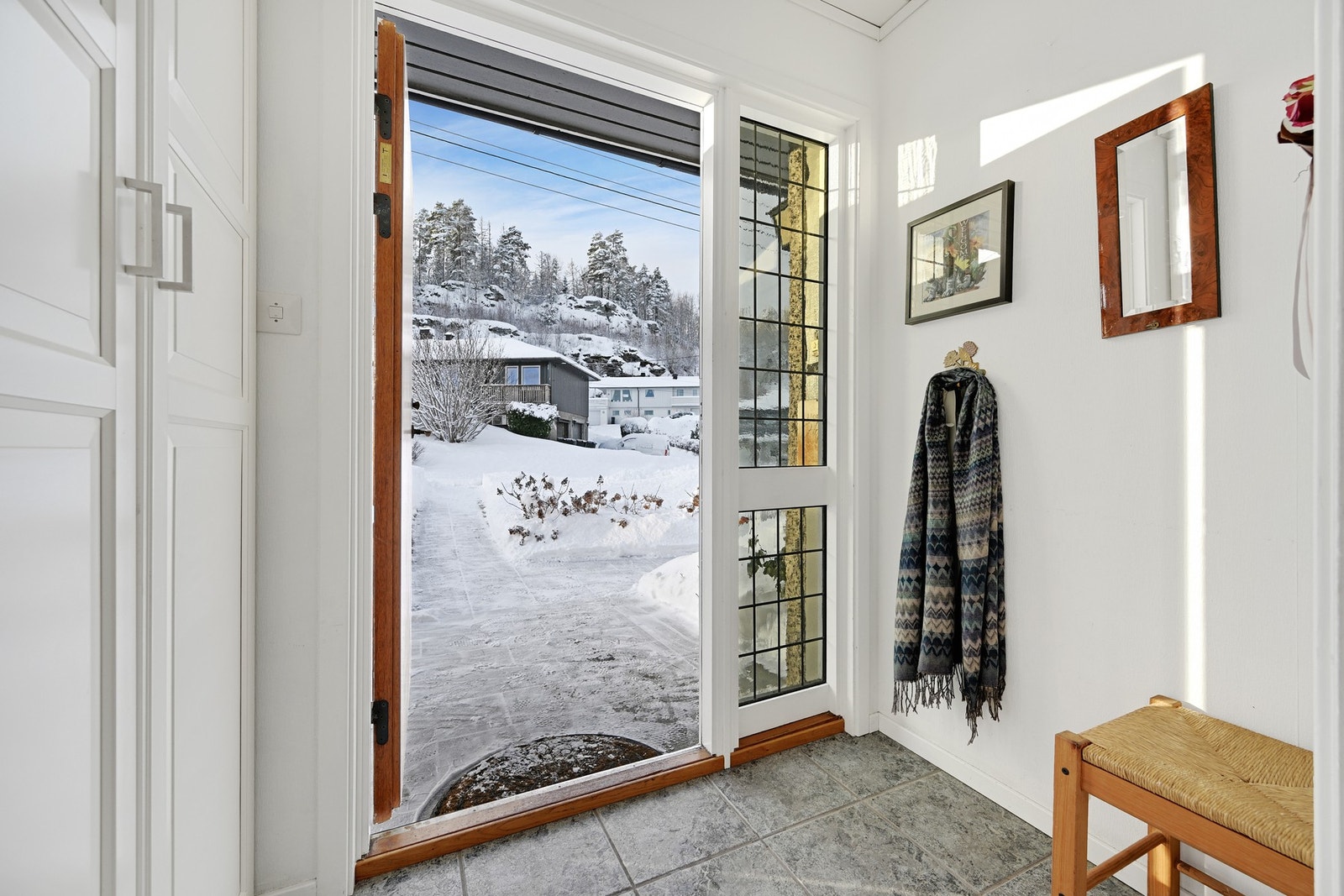 Kommer inn i en romslig flislagt gang Galleribilde