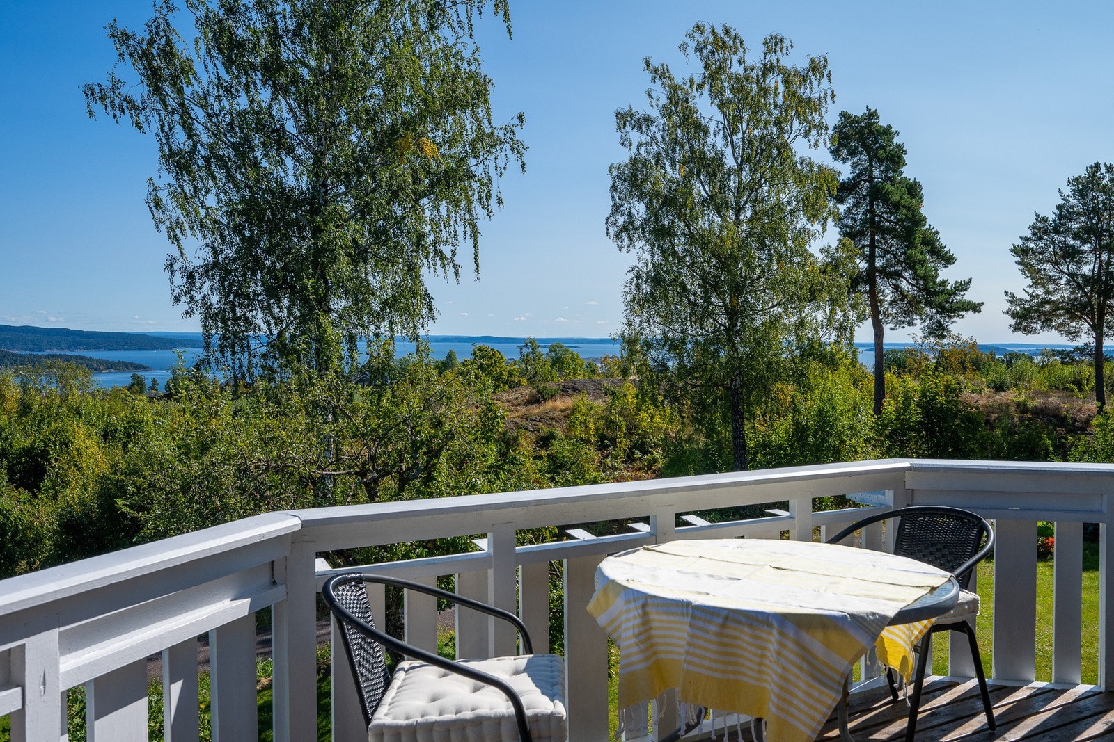 Her er det flere steder man kan sette seg ned og nyte utsikt og solen Galleribilde