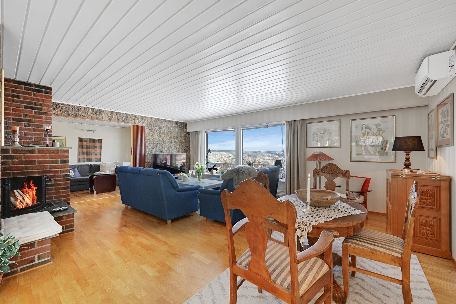 Videre i stuen finner vi flere seksjoner Galleribilde