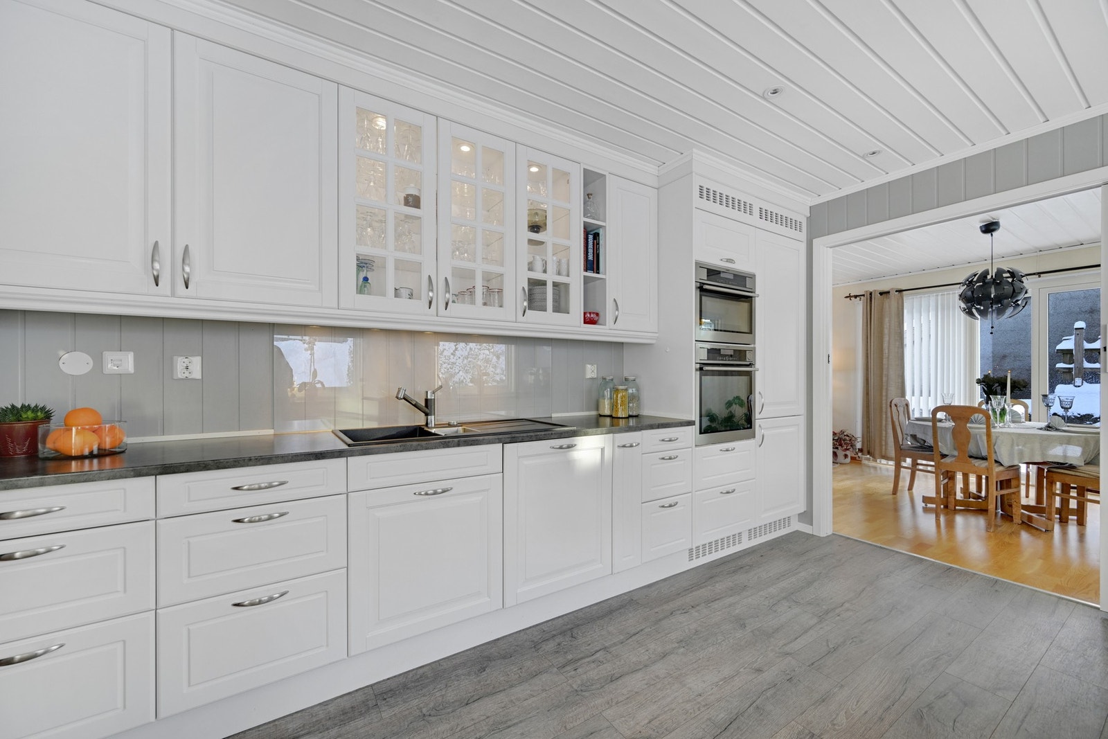 Pene integrerte hvitevarer på kjøkkenet Galleribilde