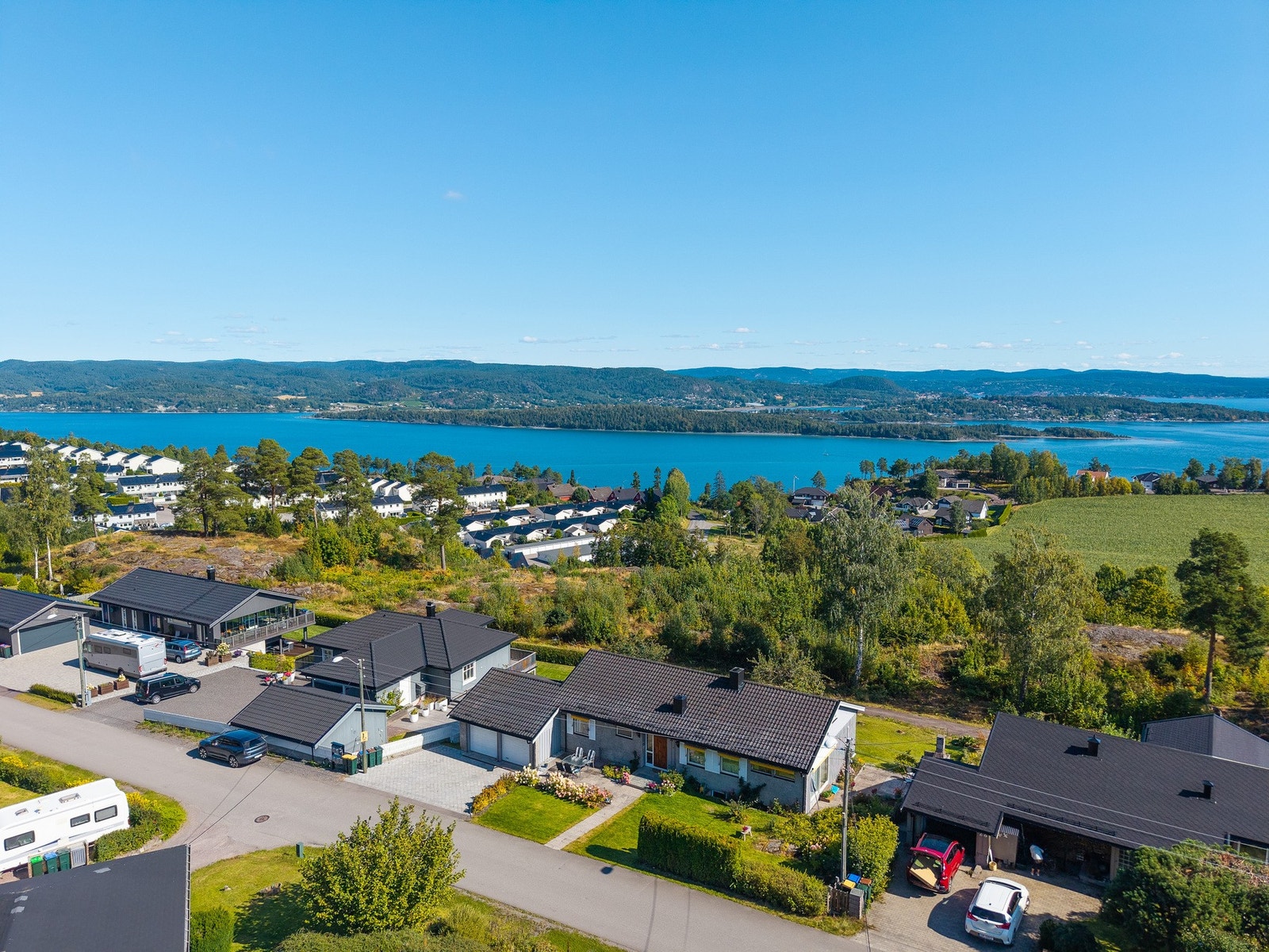 Boligen ligger meget barnevennlig til i blindgate med flotte turområder rett utenfor døren Galleribilde