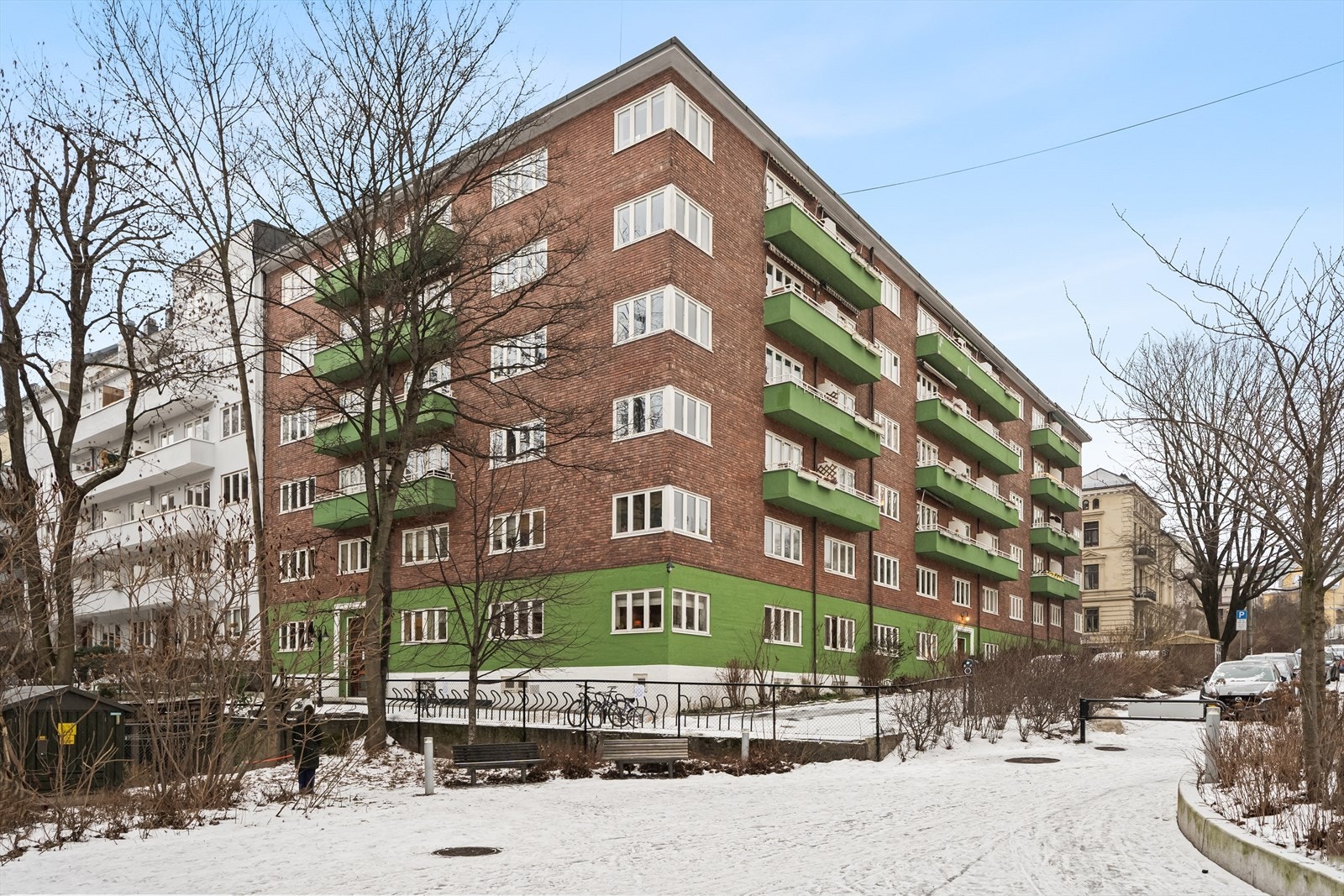 Fasade sett fra Snorres gate. Portal med gjennomgang til Thereses gate og inngang til Kiwi dagligvare rett bak kameraet. Galleribilde