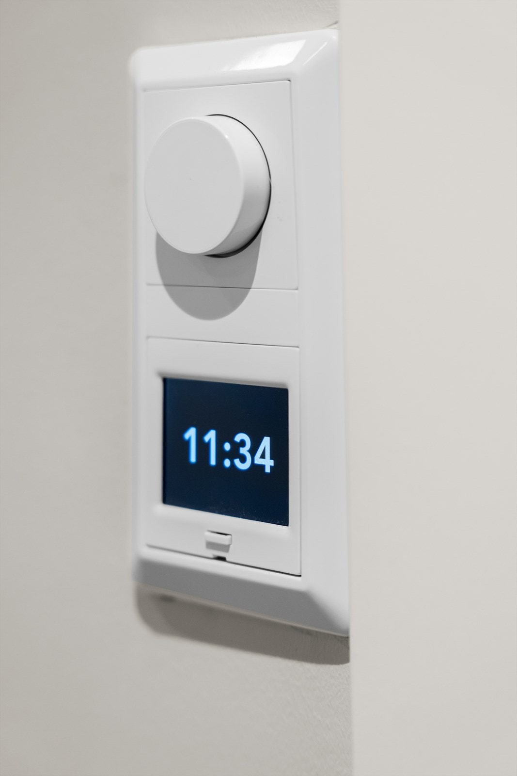 Downlights i himling og varmakabler i gulv. Ny termostat og brytere i 2026. Galleribilde