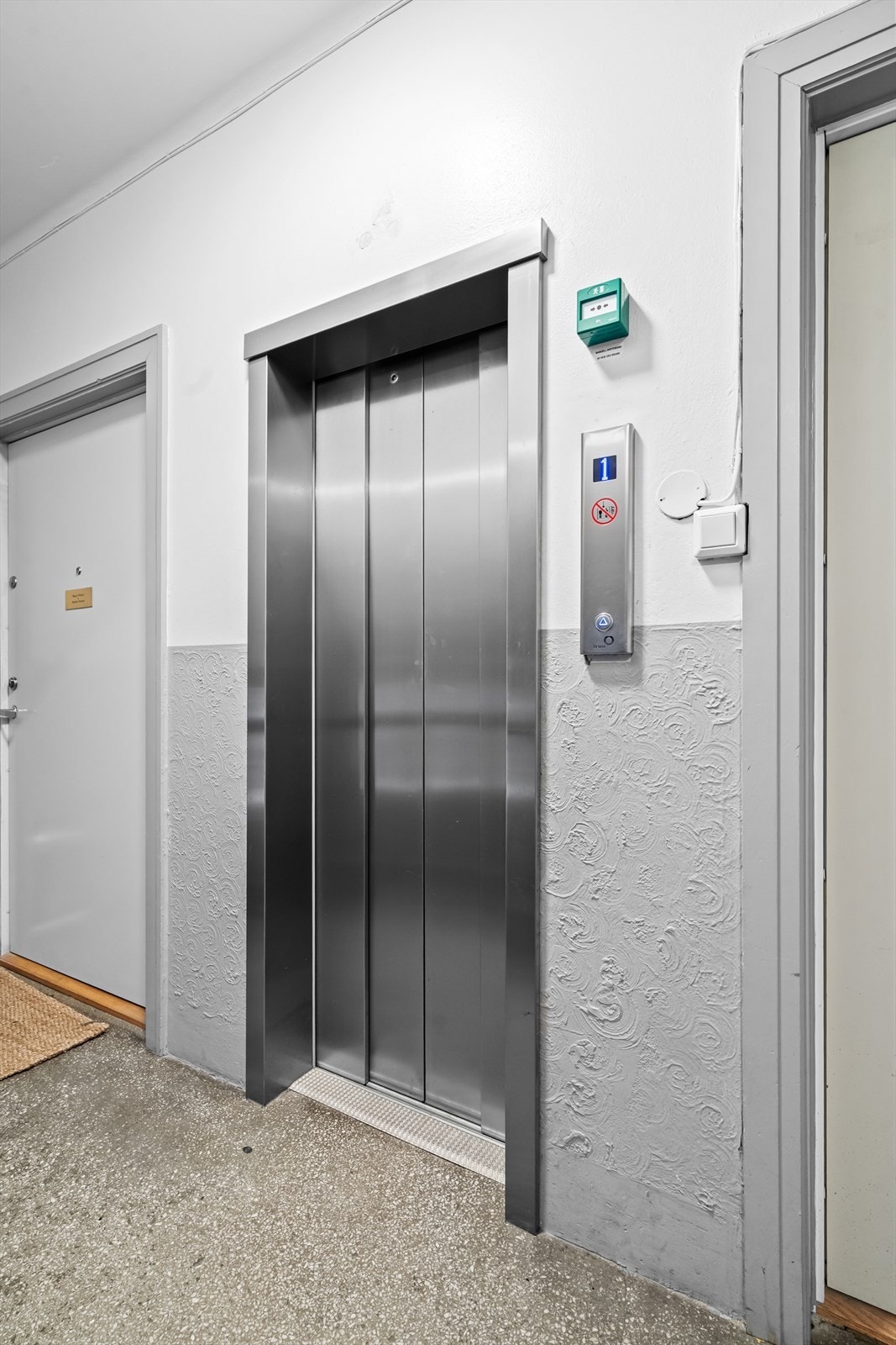 Heisadkomst fra bakkeplan opp til leiligheten i 6.etg. Heisen ble oppgradert i 2023. Galleribilde