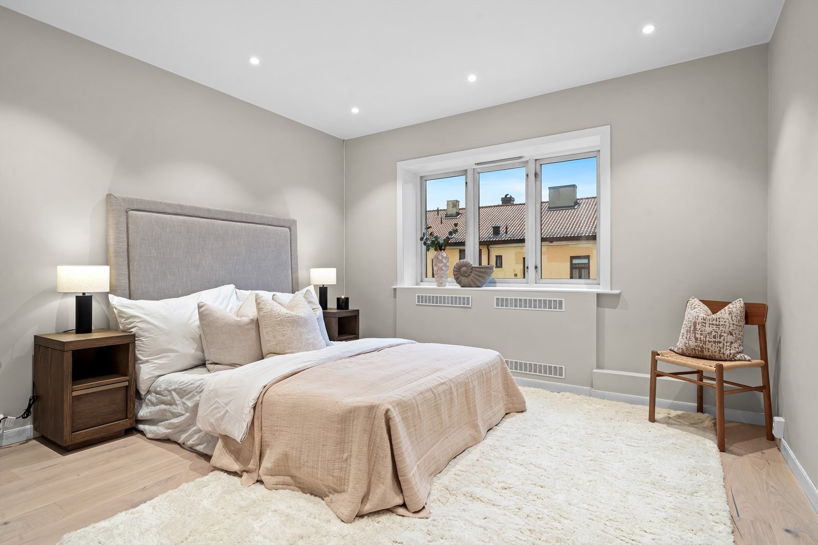 Stort og luftig hovedsoverom på ca. 14 m² med god plass til dobbeltseng, nattbord og garderobe. Pent innbygget radiator. Rommet vender mot en rolig bakgård. Galleribilde